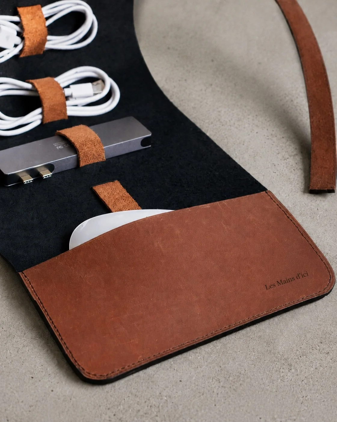 organisateur-cable-cuir-cognac-detail-logo-poche-artisanal-quebec-les-mains-dici.jpg