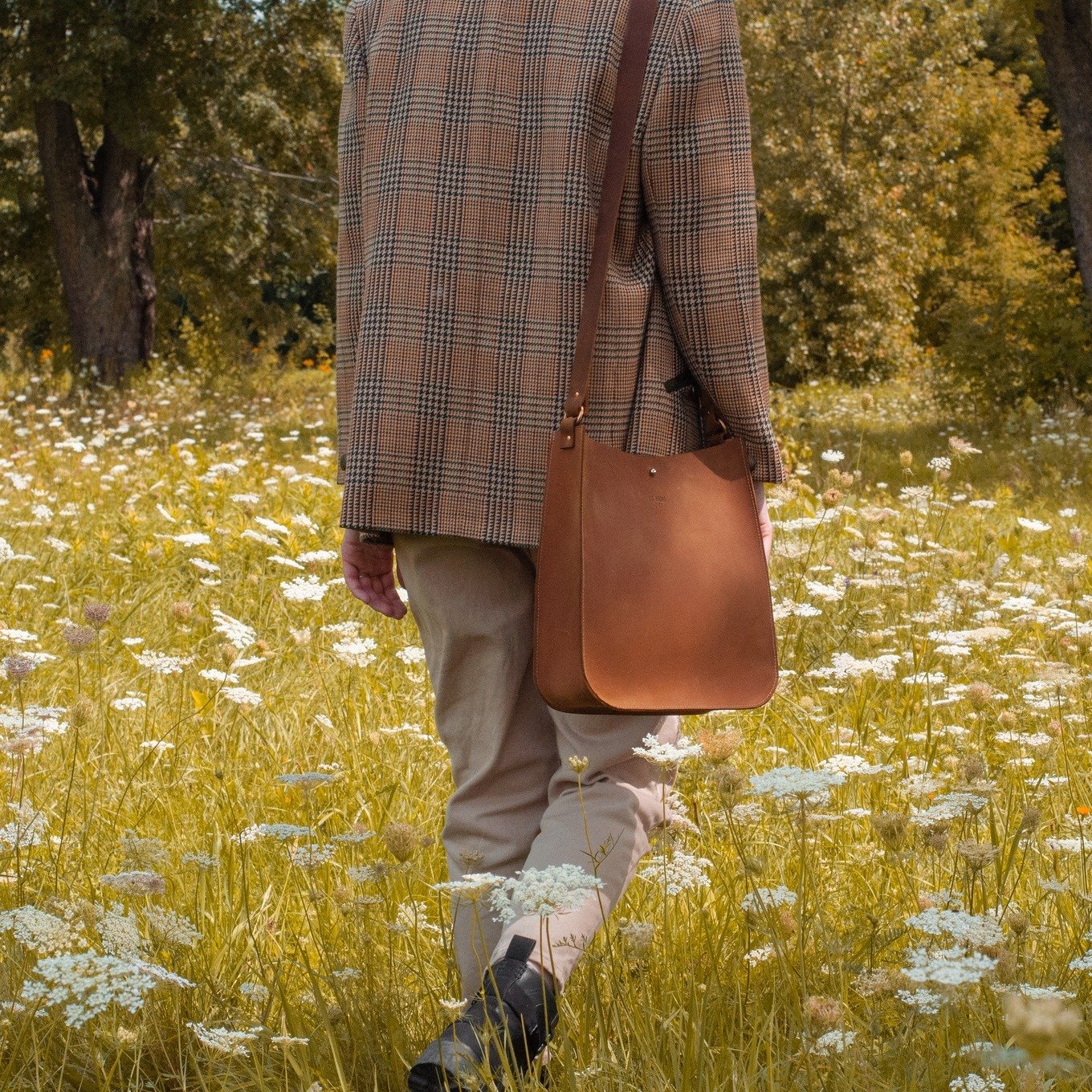 Plongez dans l'univers de l'&eacute;l&eacute;gance raffin&eacute;e avec le sac en cuir Bande Cavour de Les Mains d'ici, une harmonie exquise de style intemporel et de qualit&eacute; artisanale.
#qu&eacute;bec