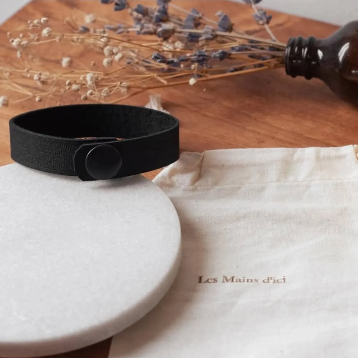 Notre bracelet en cuir sera bientôt disponible sur notre site, juste à temps pour les fêtes. ☀️🖐️ Le dévoilement des autres couleurs se fera le jour du lancement !