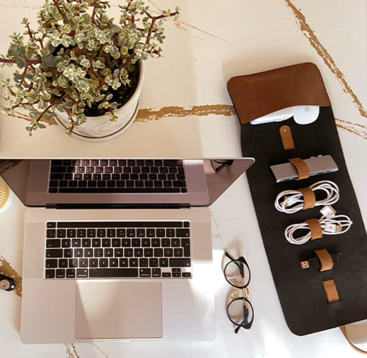 Découvrez l’efficacité de notre organisateur de fils en cuir, conçu pour retrouver tout ce dont vous avez besoin au même endroit!