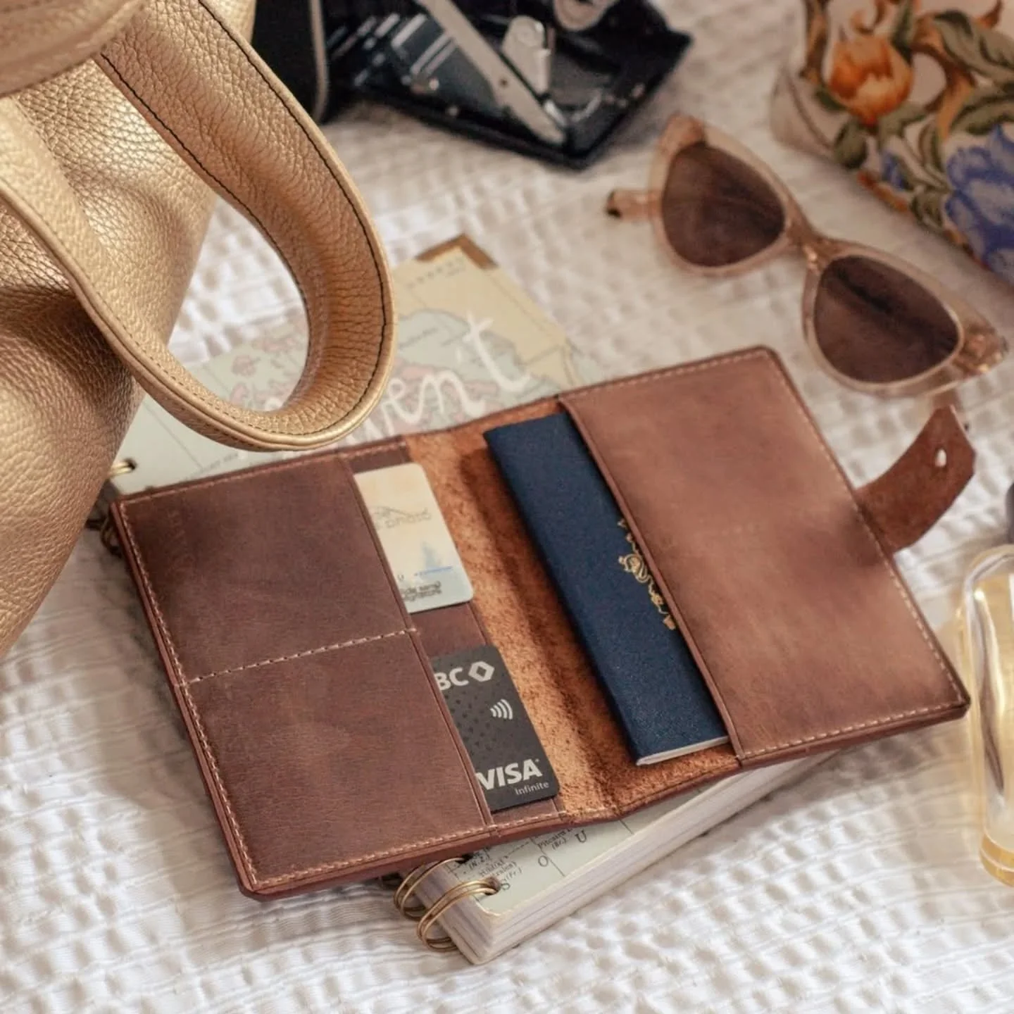 Porte-passeport &hearts;️
Fabriqu&eacute; au Qu&eacute;bec 💙