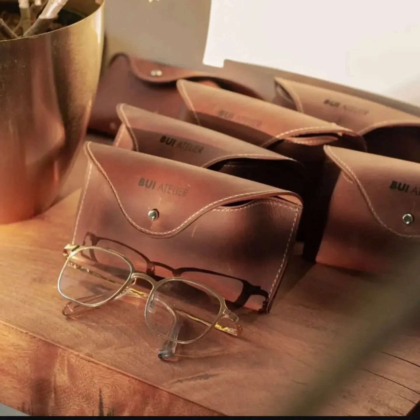 D&eacute;couvrez l'offre unique de Les Mains d'ici en produits corporatifs en cuir, con&ccedil;us sp&eacute;cialement pour les entreprises qu&eacute;b&eacute;coises.