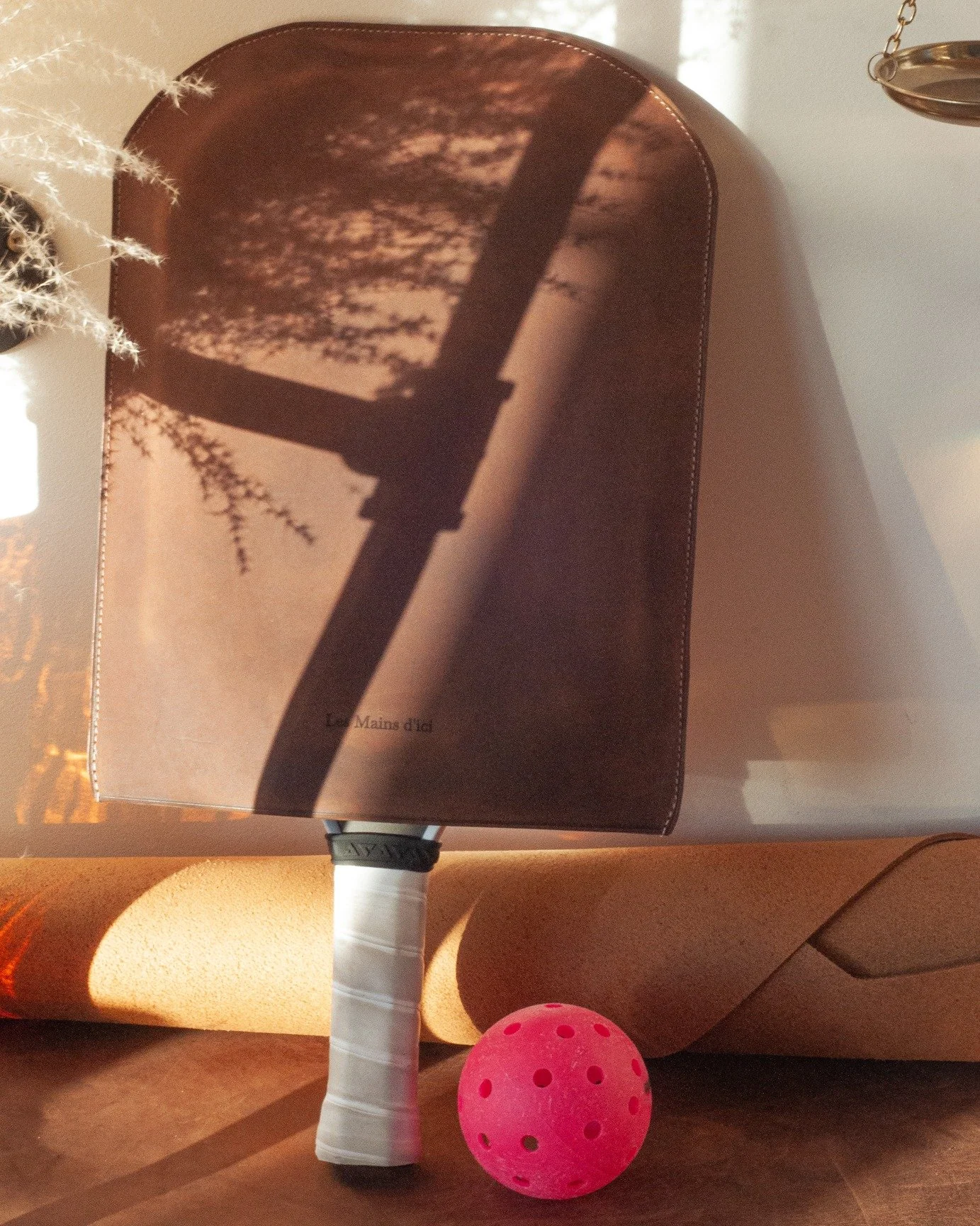 Vous changerez de raquette de pickleball.
Vous ne changerez plus d&rsquo;accessoire. 😇
Notre premi&egrave;re housse en cuir, faite &agrave; la main au Qu&eacute;bec.
Pens&eacute;e pour durer. Con&ccedil;ue pour vous accompagner pendant des ann&eacut