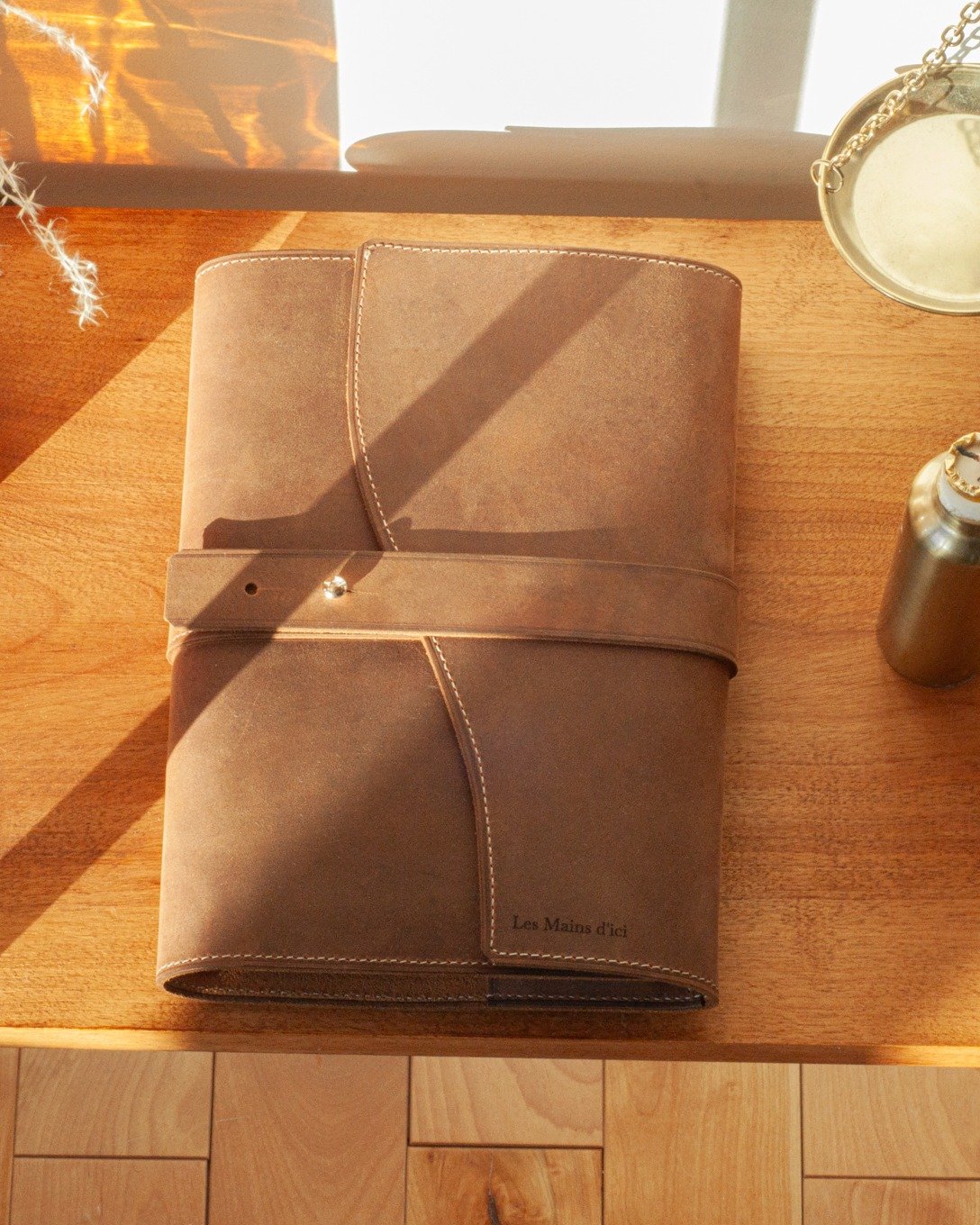 Notre nouveau carnet de notes en cuir pleine fleur, fait main au Qu&eacute;bec.
Rechargeable, durable et &eacute;l&eacute;gant, il accompagne vos id&eacute;es au quotidien.
Personnalisation incluse.
Disponible &eacute;galement pour commandes corporat