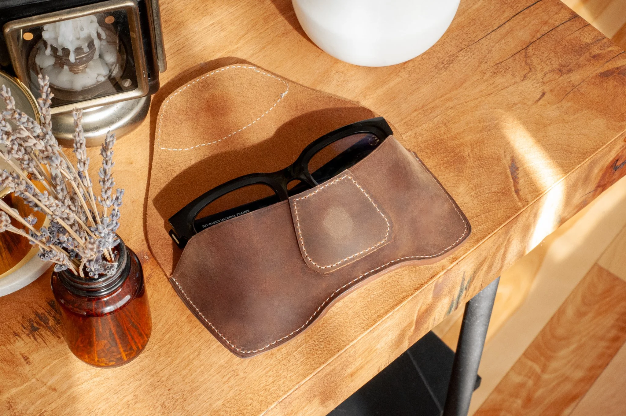 Nouvel &eacute;tui &agrave; lunettes aimant&eacute; en cuir pleine fleur, fait main ici au Qu&eacute;bec. 
La personnalisation est offerte, parce que chaque pi&egrave;ce m&eacute;rite de vous ressembler.