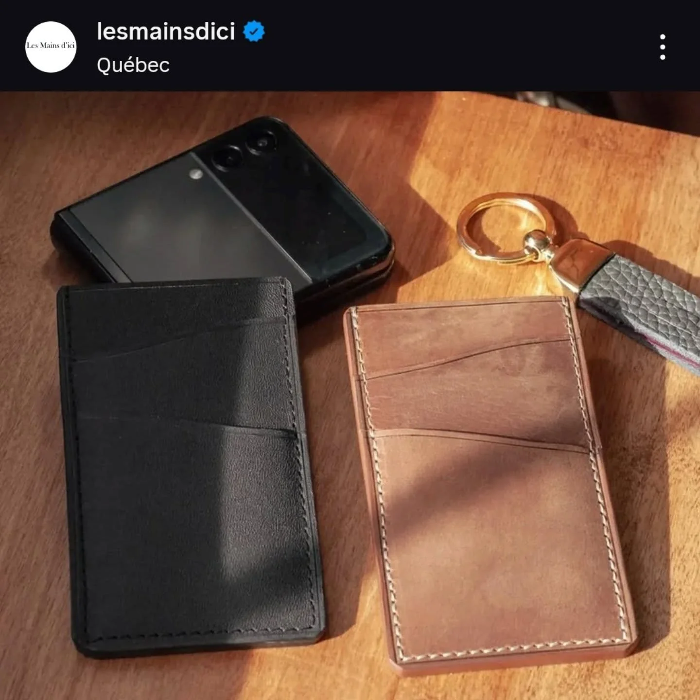 Fabriqu&eacute; &agrave; la main au Qu&eacute;bec, ce porte-cartes est con&ccedil;u pour ceux qui recherchent &agrave; la fois un classique ind&eacute;modable et une durabilit&eacute; exceptionnelle.