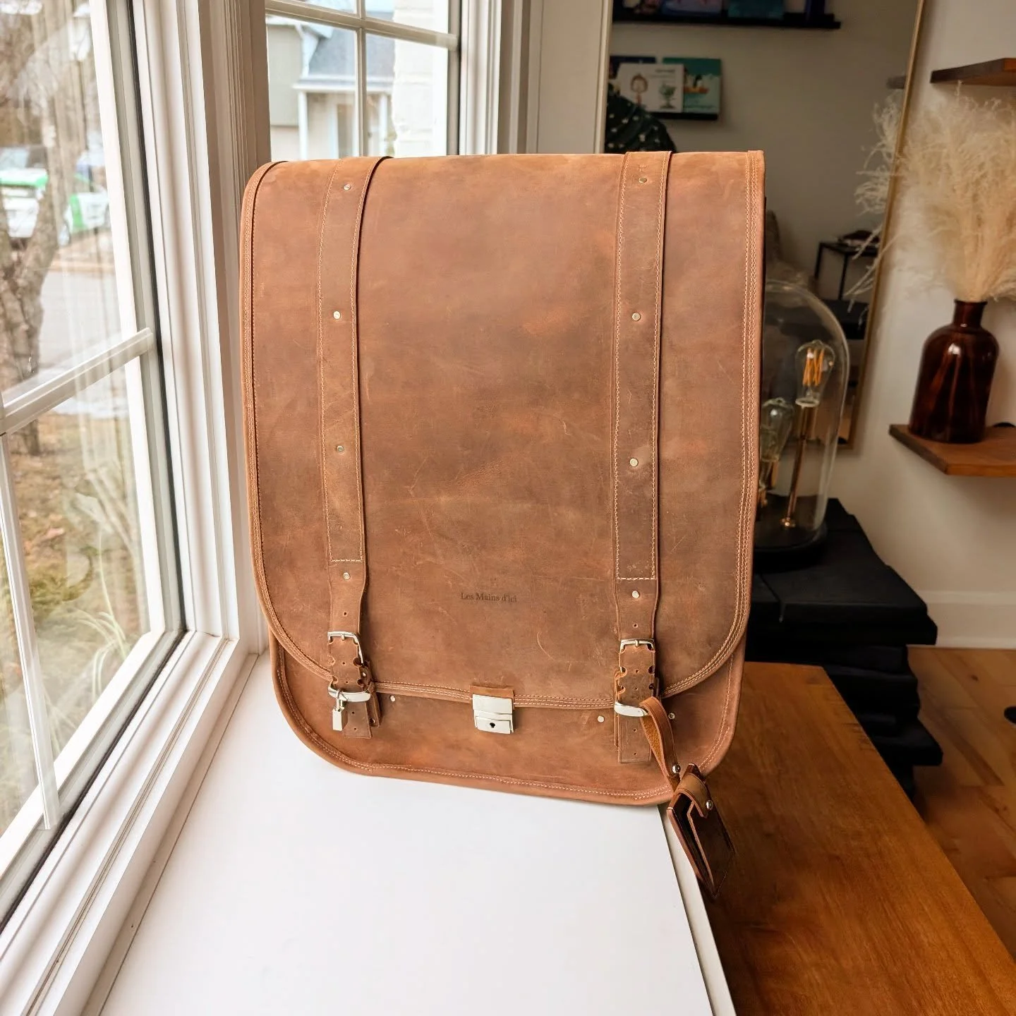 Notre nouveau sac &agrave; dos de voyage sera disponible en seulement 5 exemplaires, vendredi 10 avril &agrave; 18h00! 😇

#maroquinerie