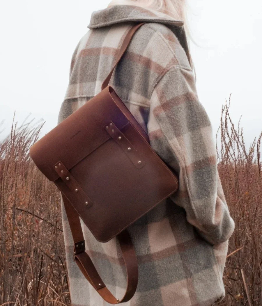 Fabriqu&eacute; &agrave; la main au Qu&eacute;bec, ce sac est con&ccedil;u pour ceux qui recherchent &agrave; la fois un classique ind&eacute;modable et une durabilit&eacute; exceptionnelle.