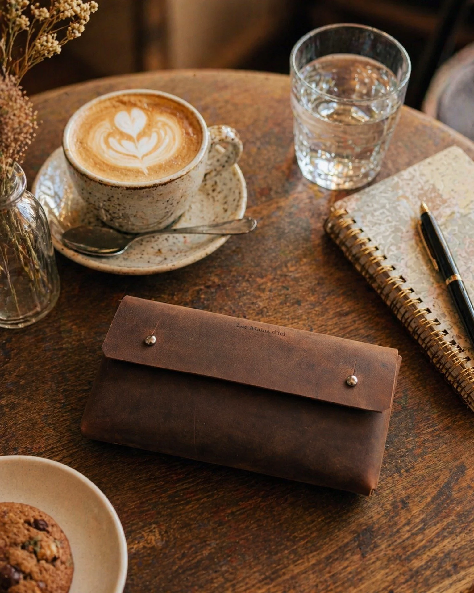 Un caf&eacute; chaud, un moment &agrave; soi&hellip; et un &eacute;tui en cuir fait &agrave; la main au Qu&eacute;bec pour garder l&rsquo;essentiel pr&egrave;s de vous. 😇

#artisanat