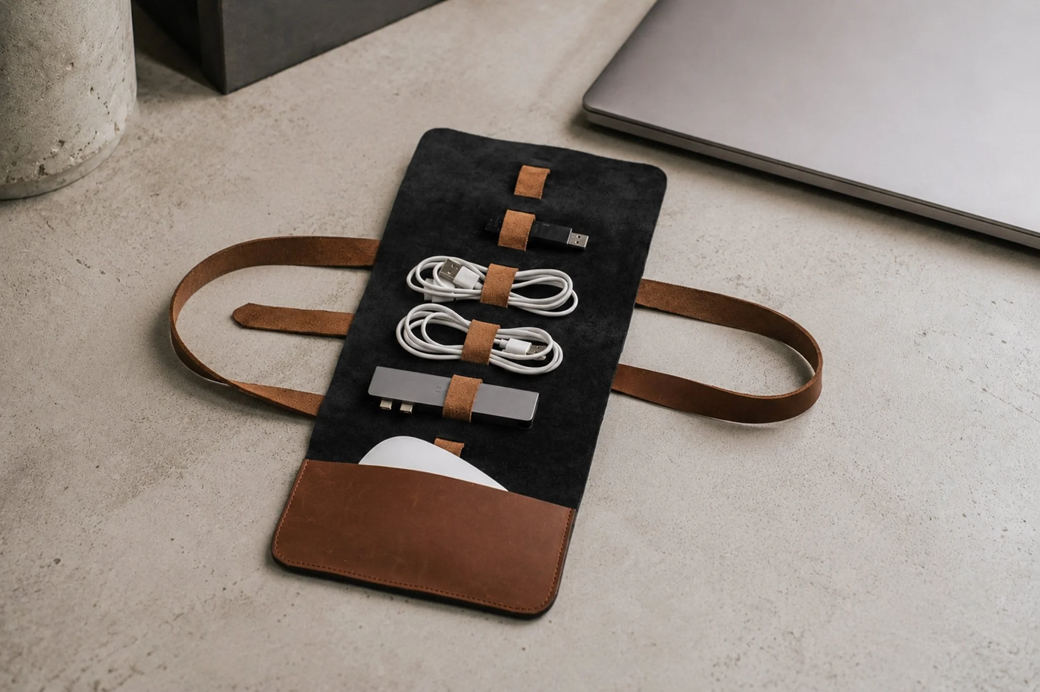 D&eacute;couvrez l'efficacit&eacute; de notre organisateur de c&acirc;bles en cuir, con&ccedil;u pour simplifier votre vie en &eacute;liminant les n&oelig;uds et enchev&ecirc;trements de fils. 😇