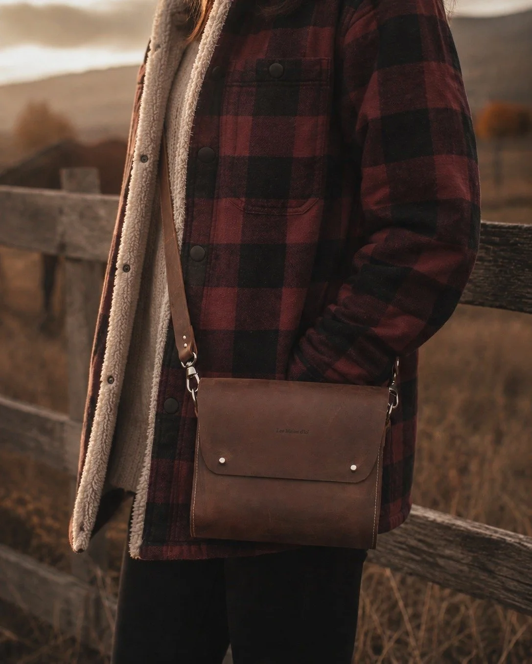 D&eacute;couvrez notre petit sac en bandouli&egrave;re intemporel , sa capacit&eacute; &agrave; se patiner avec le temps ajoutent une touche unique . Enti&egrave;rement fabriqu&eacute; &agrave; la main au Qu&eacute;bec 😇