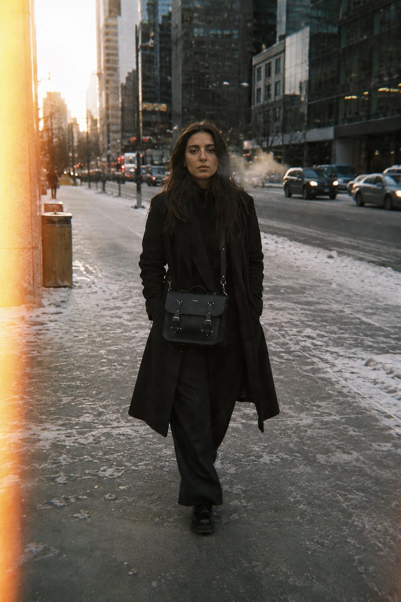 sacoche-cuir-noir-femme-centre-ville-hiver-montreal-artisanal-les-mains-dici.jpg
