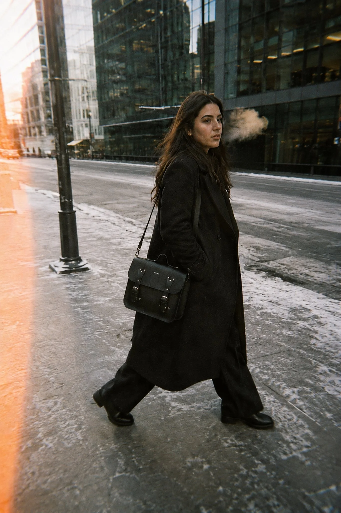 sacoche-cartable-cuir-noir-femme-golden-hour-montreal-hiver-artisanal-les-mains-dici.jpg