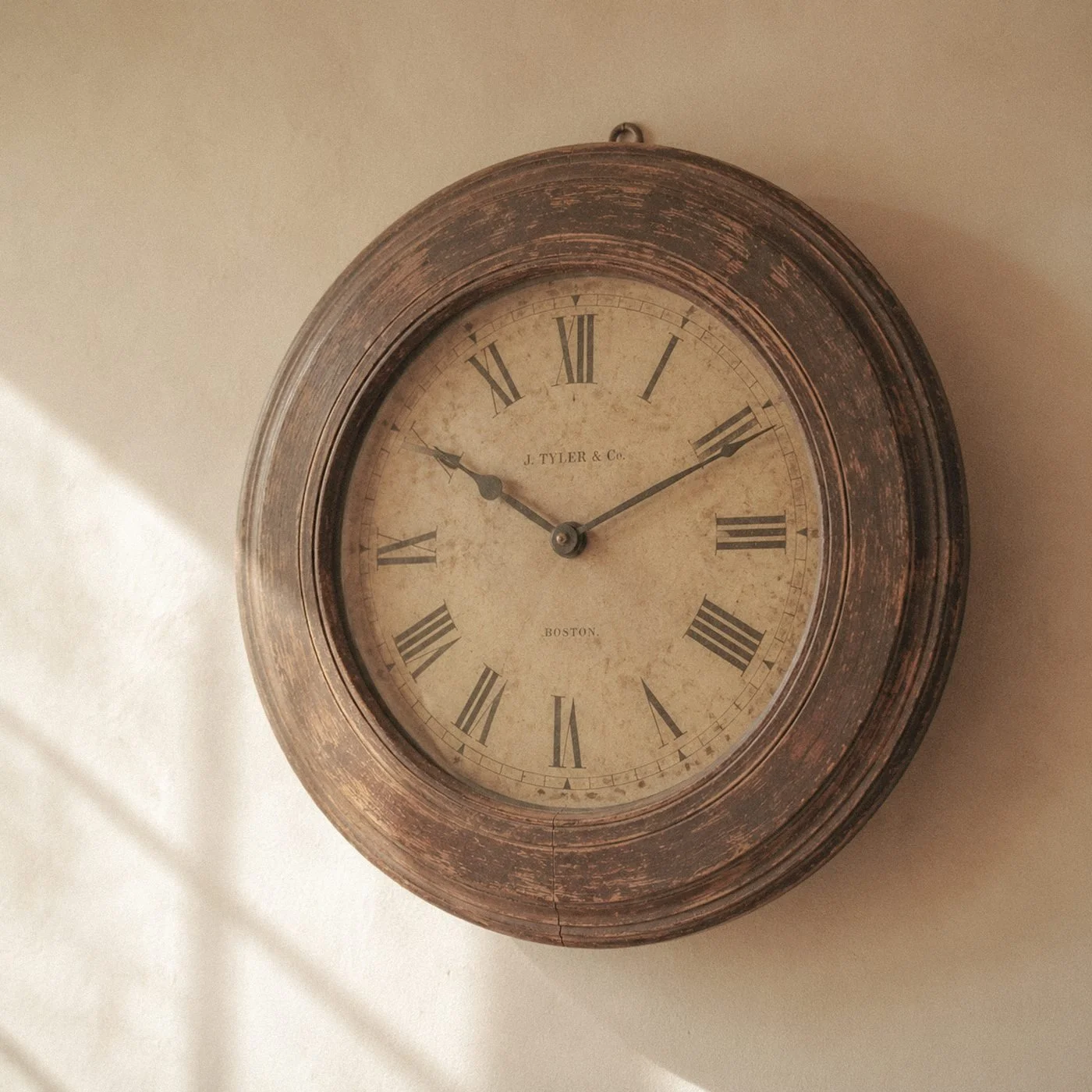 Horloge ancienne patinée – l'art du temps long et de l'artisanat durable, Les Mains d'ici