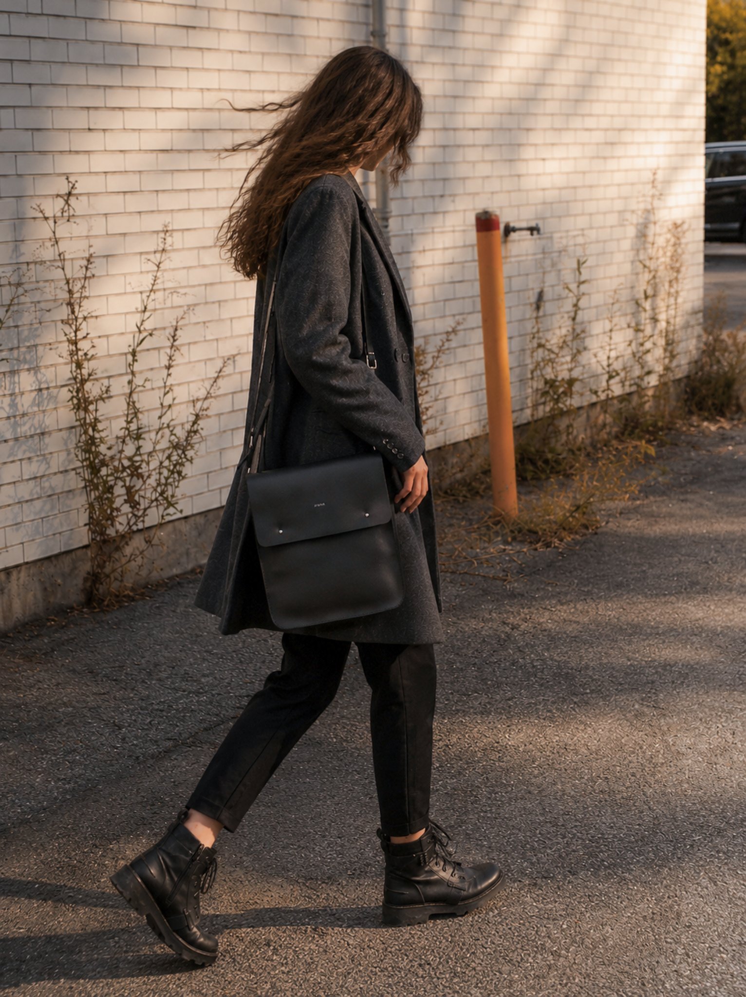 sacoche-cuir-noir-femme-bandouliere-rue-quebec-artisanal-les-mains-dici.jpg