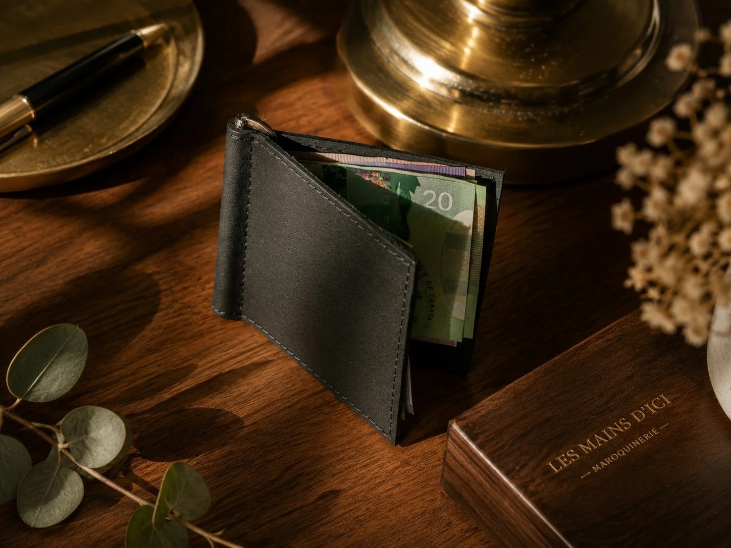 porte-billet-port-daniel-cuir-noir-ouvert-billets-canadiens-artisanal-quebec-les-mains-dici.jpg