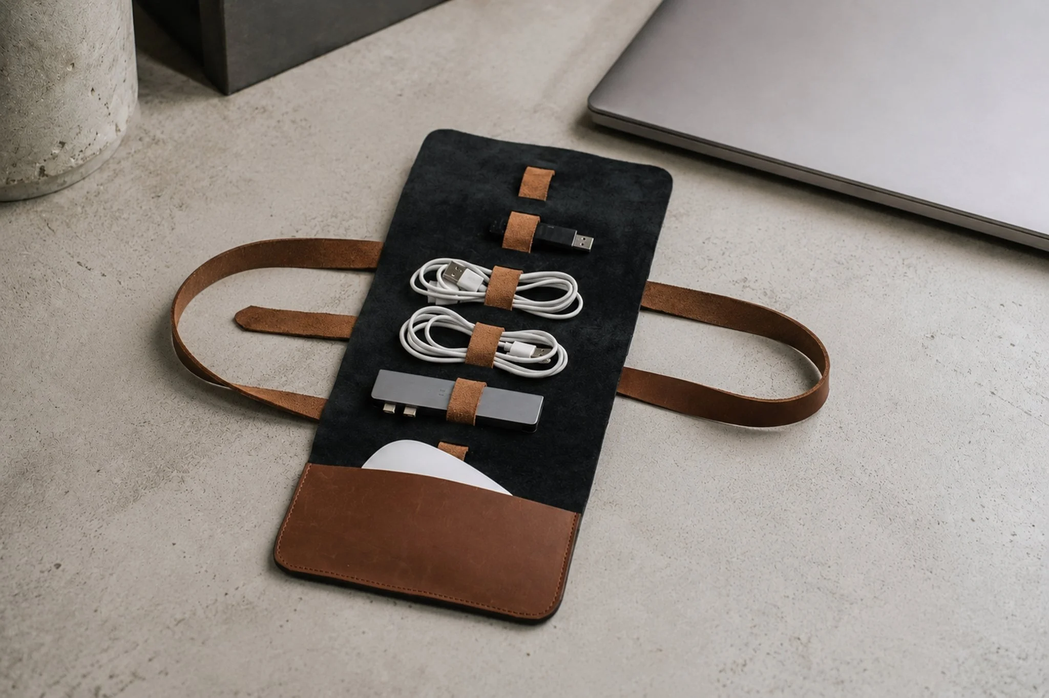 organisateur-cable-cuir-marine-cognac-ouvert-cables-apple-artisanal-quebec-les-mains-dici.jpg
