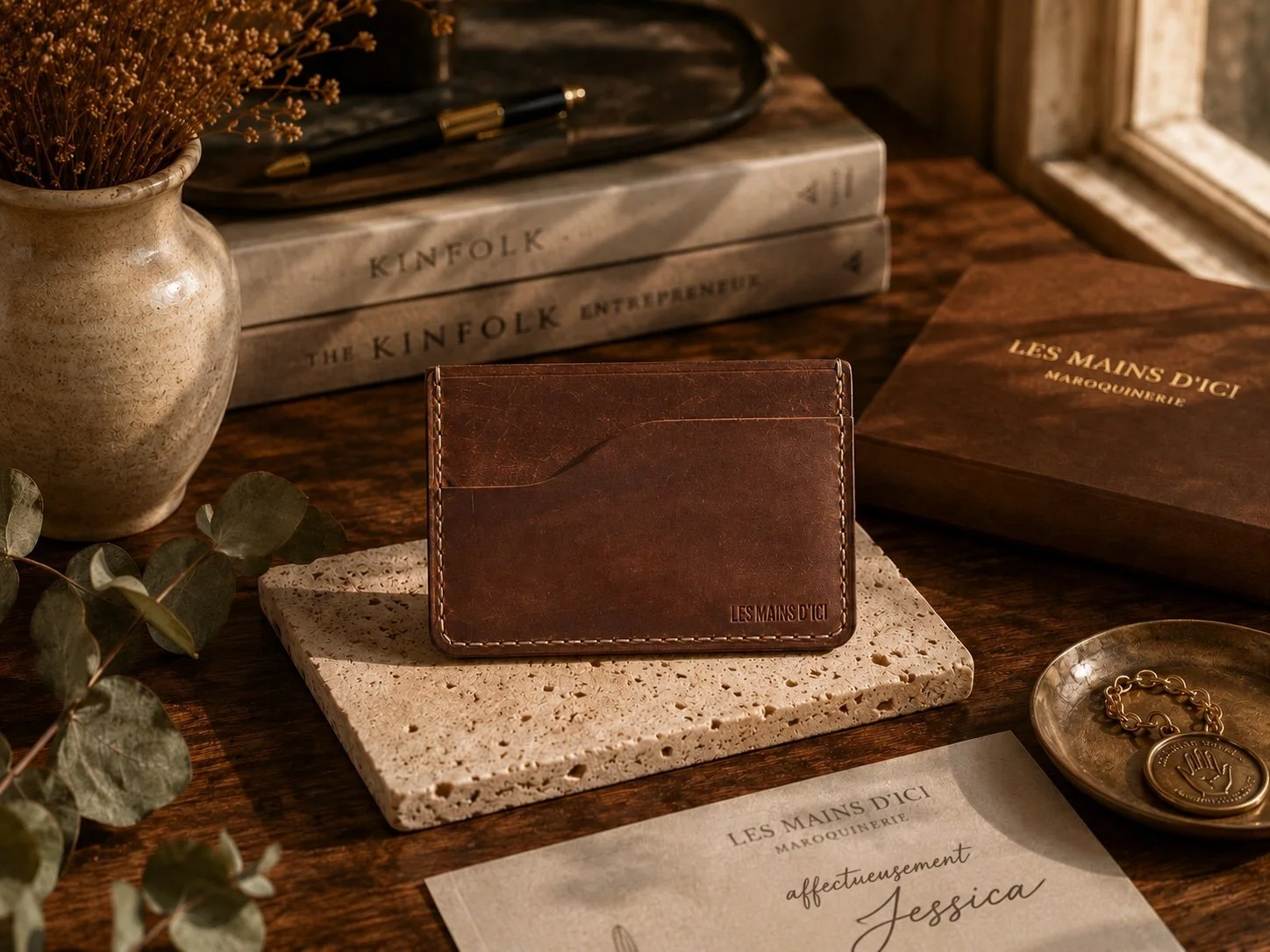 porte-carte-quebec-cuir-brun-slim-boite-cadeau-artisanal-quebec-les-mains-dici.jpg