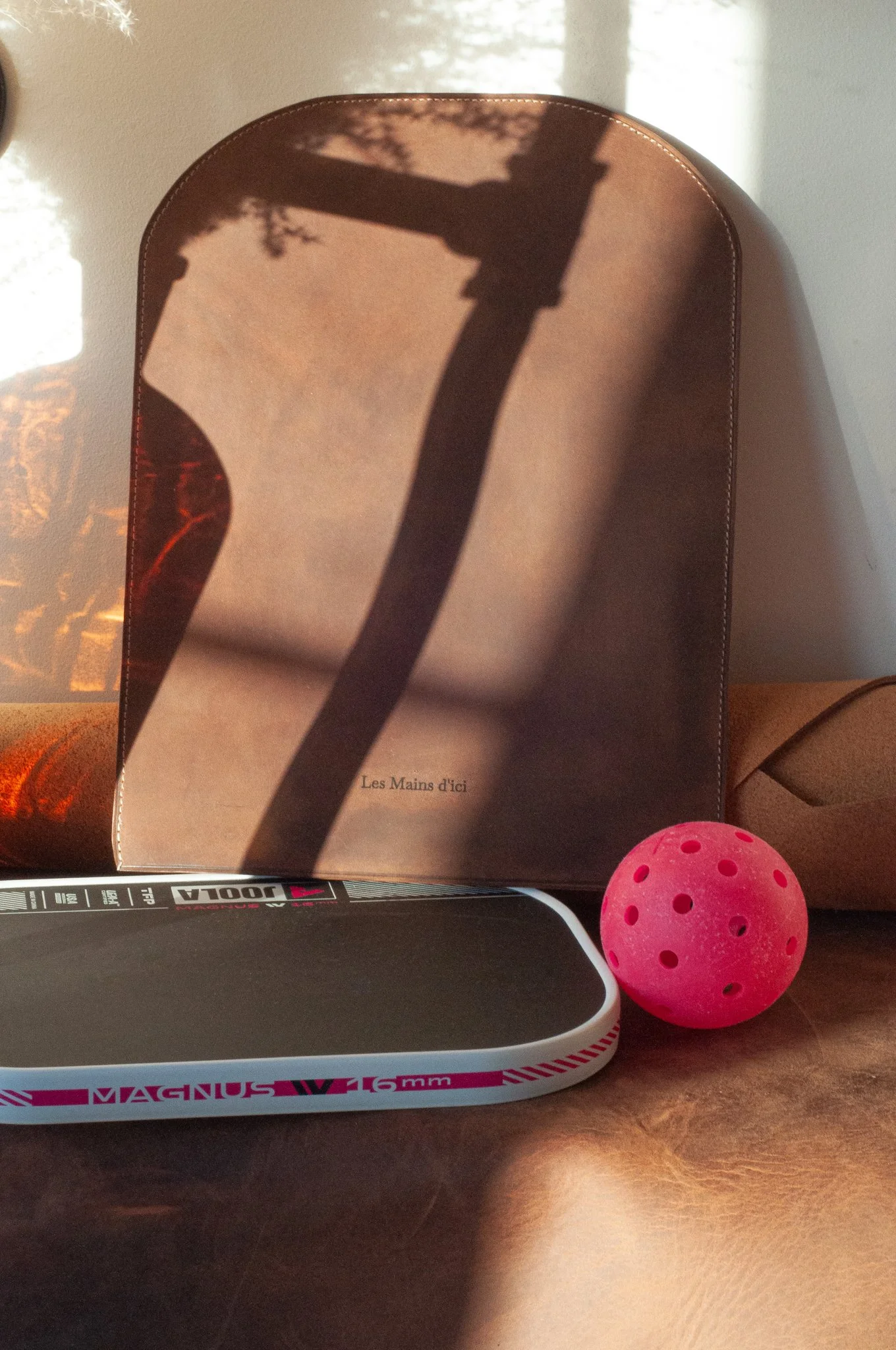 Les Mains d'ici housse en cuir pickleball.jpg