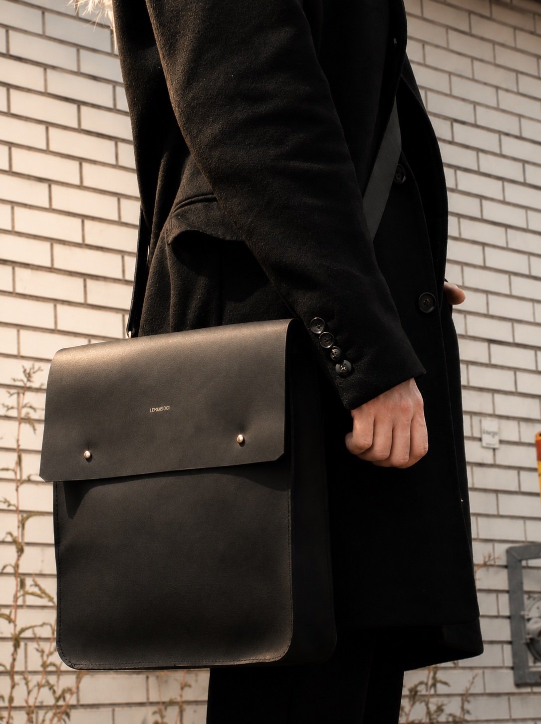 sacoche-cuir-noir-homme-bandouliere-montreal-artisanal-quebec-les-mains-dici.jpg