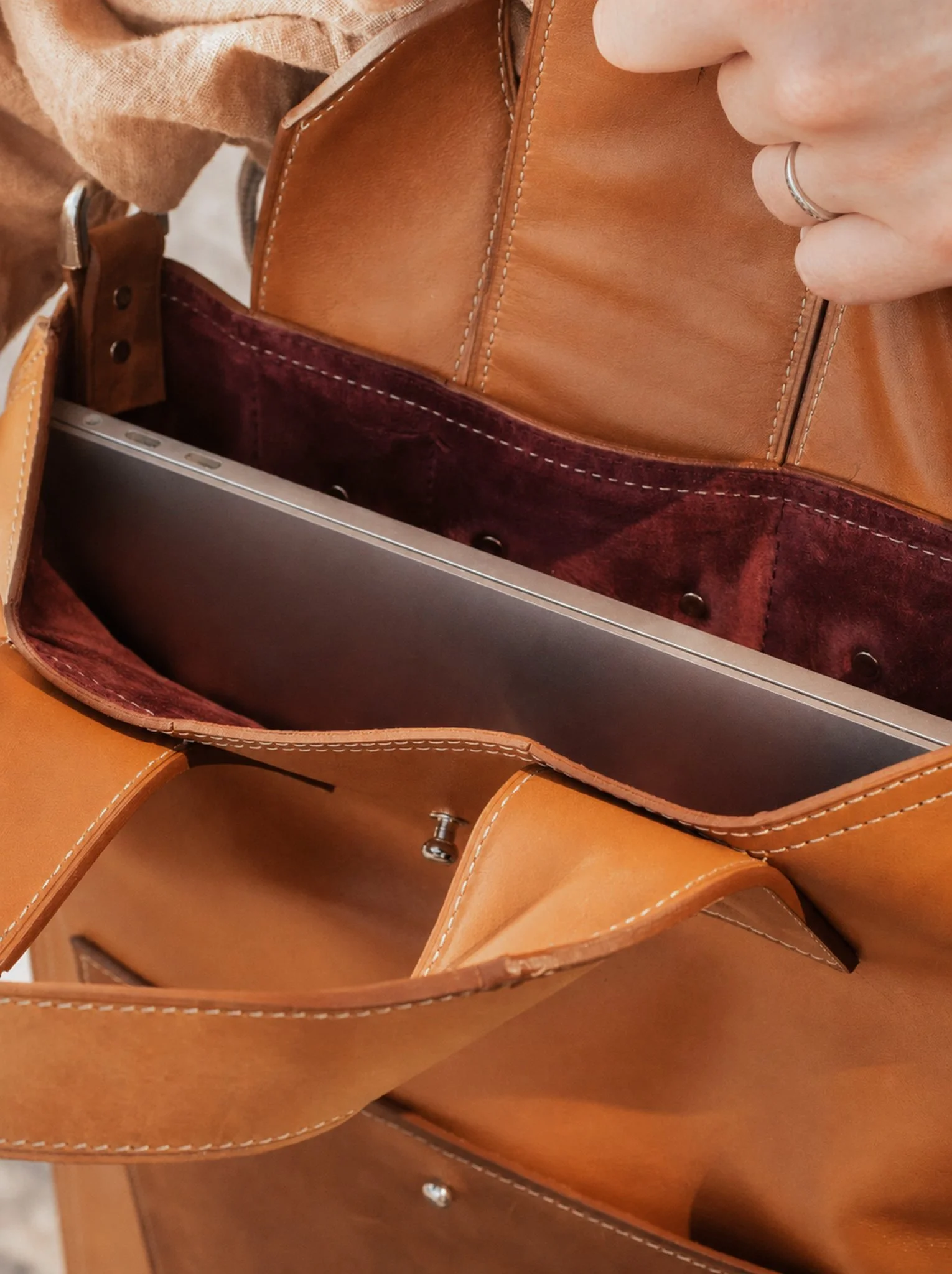sac-tote-cuir-interieur-suede-bordeaux-ordinateur-artisanal-quebec-les-mains-dici.jpg