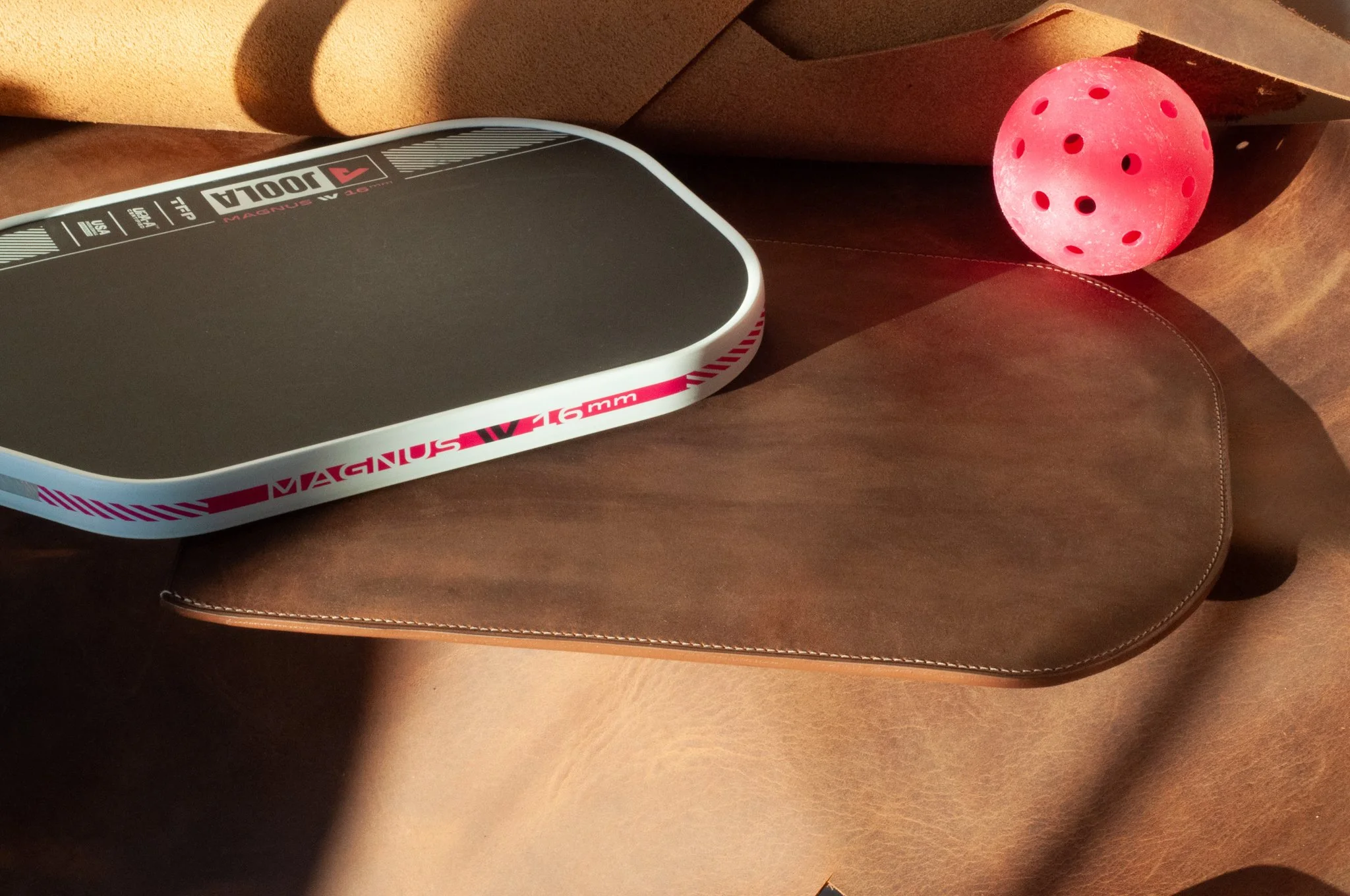 pickleball quebec housse en cuir les mains d'ici.jpg