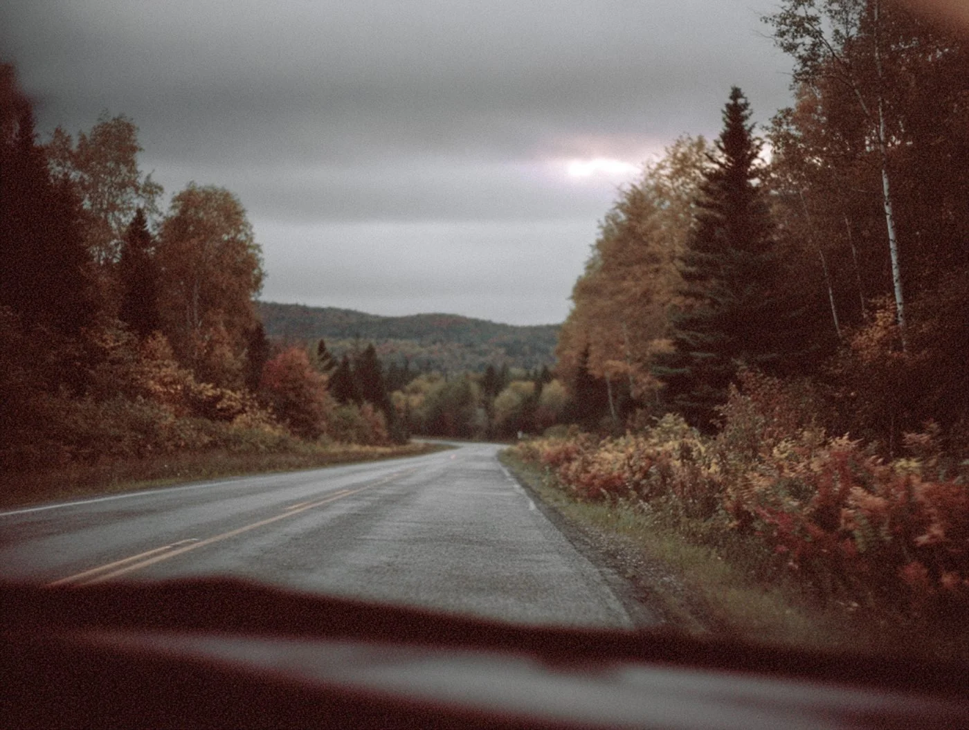 Route de campagne au Québec en automne – road trip et enracinement québécois, Les Mains d'ici