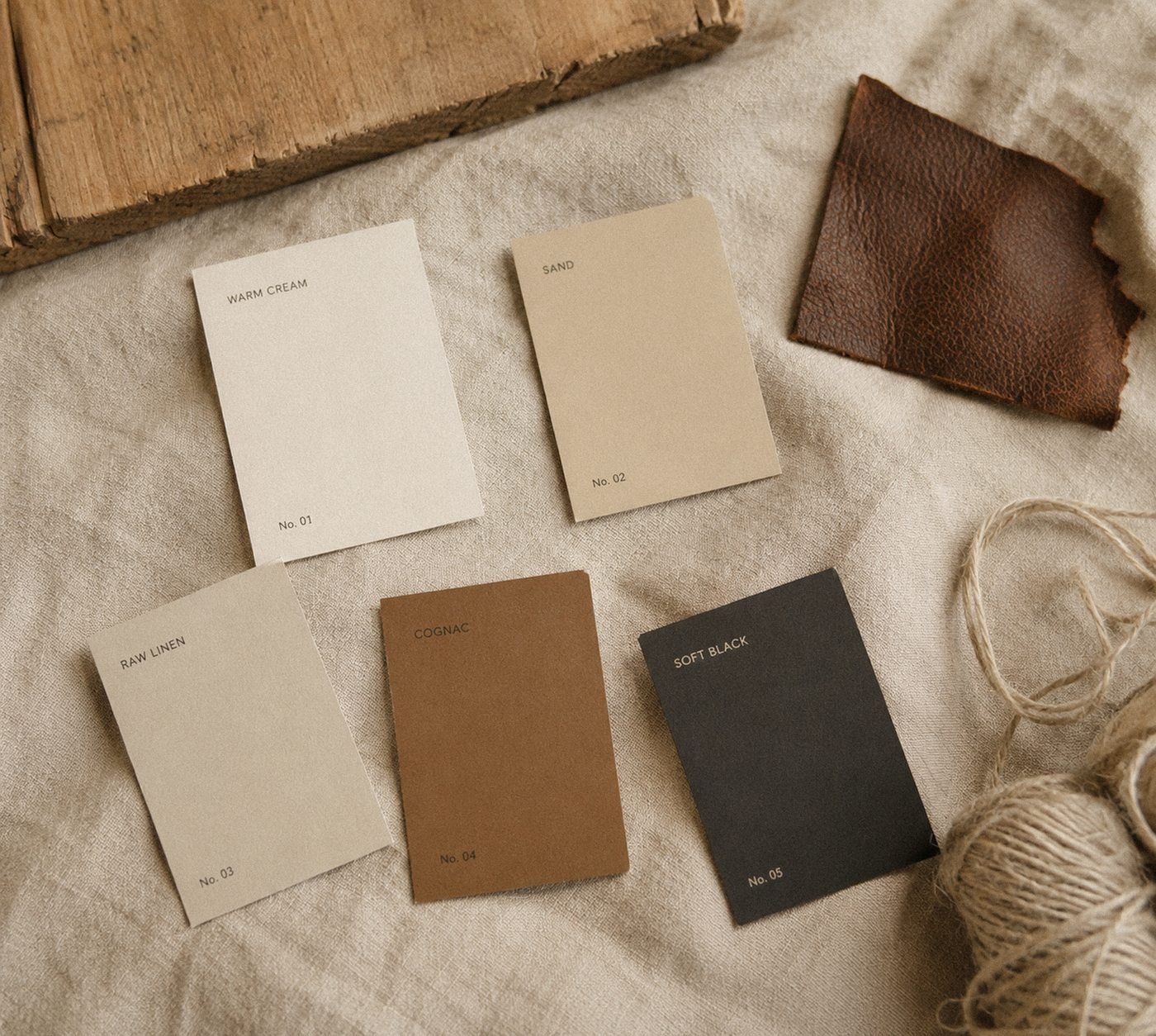 Palette de couleurs de la marque Les Mains d'ici – Warm Cream, Sand, Raw Linen, Cognac, Soft Black