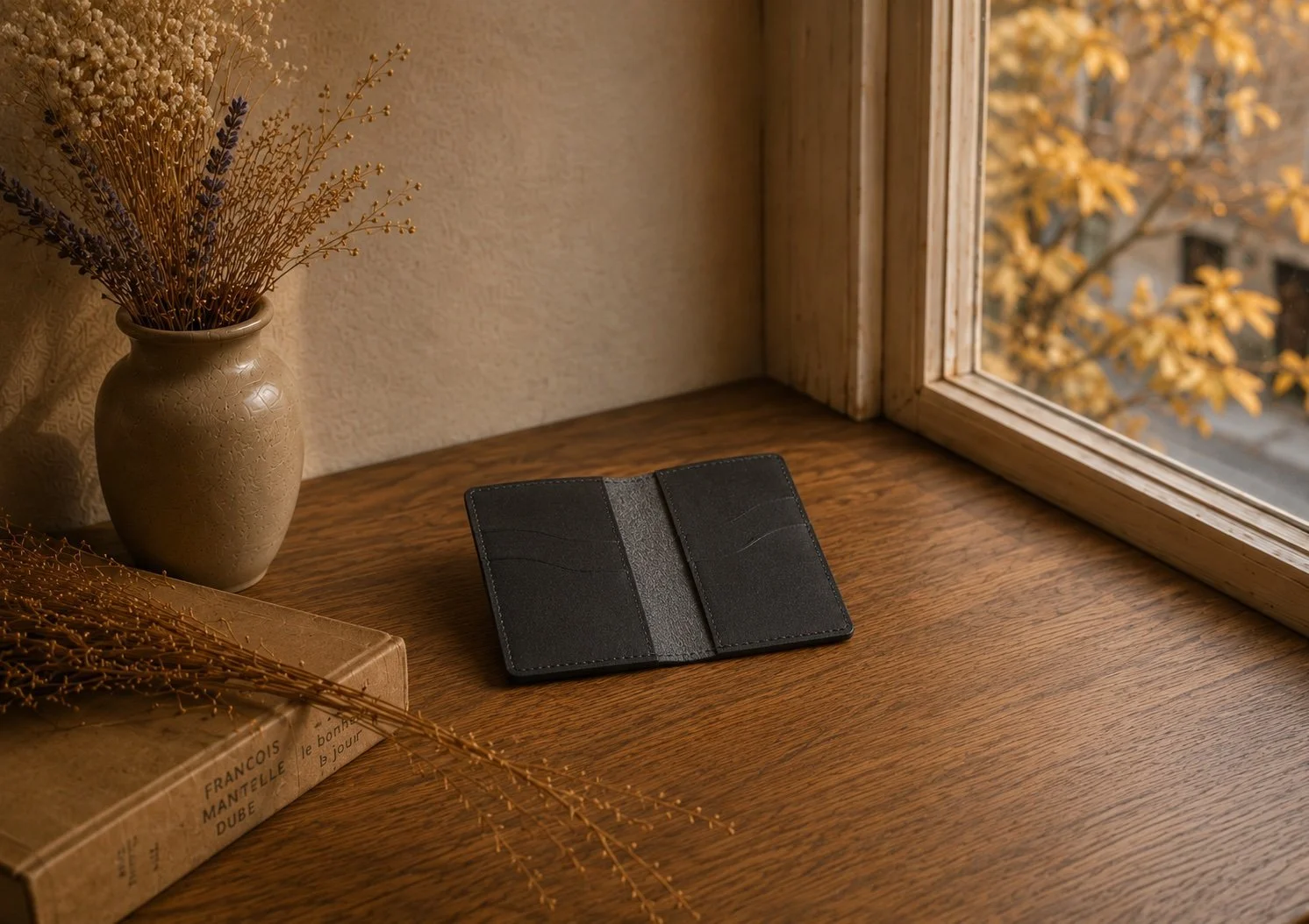 porte-cartes-cuir-noir-ouvert-plat-fenetre-automne-artisanal-quebec-les-mains-dici.jpg