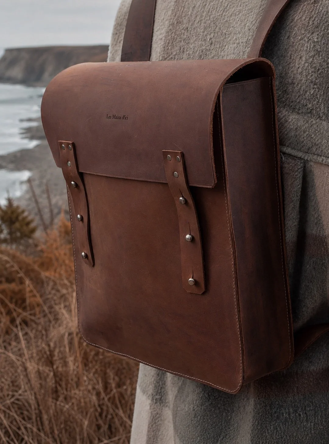 sac-a-dos-cuir-cognac-detail-logo-rivets-gaspesie-artisanal-quebec-les-mains-dici.jpg