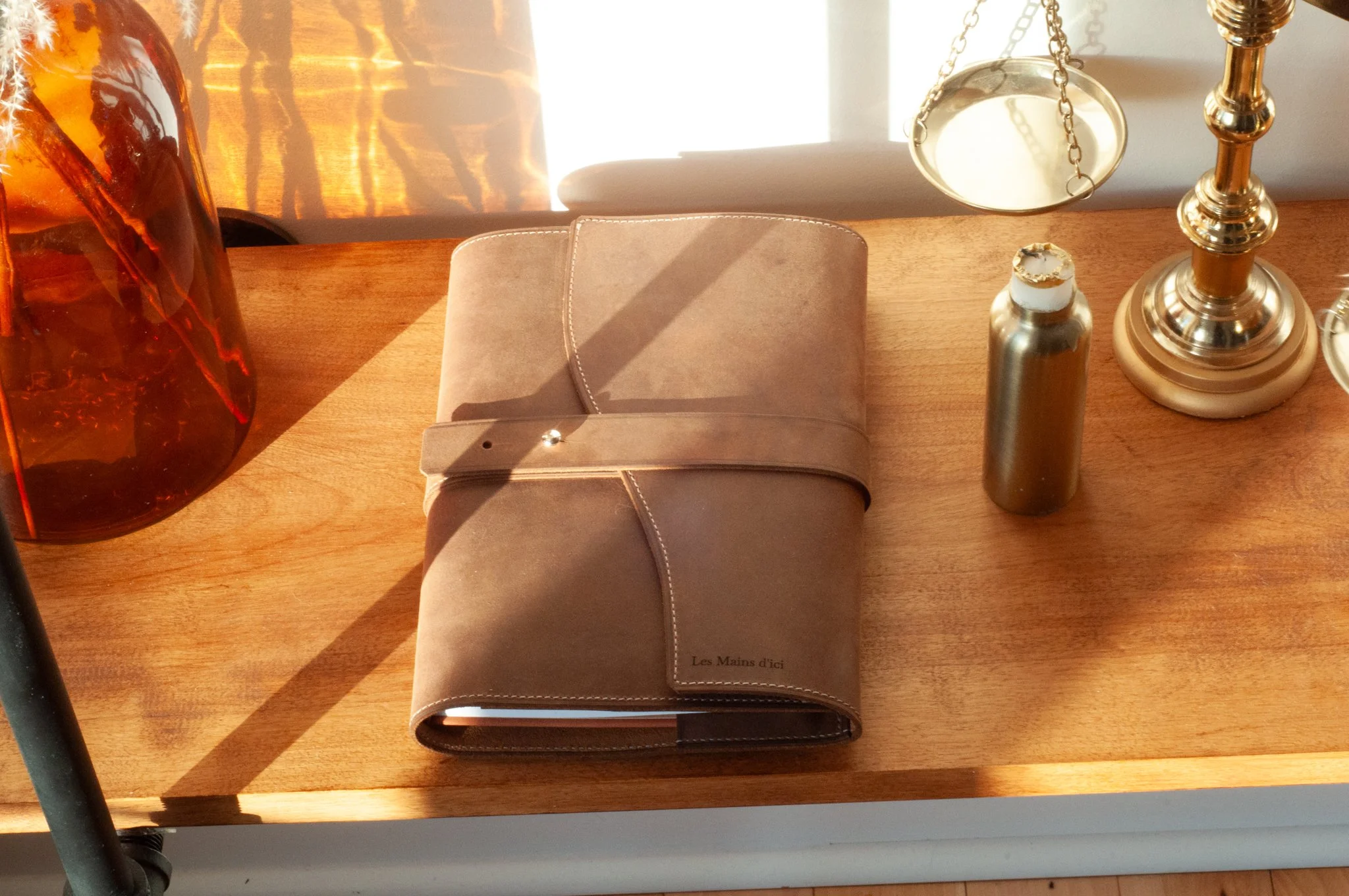 couverture de cahier en cuir artisanal.jpg