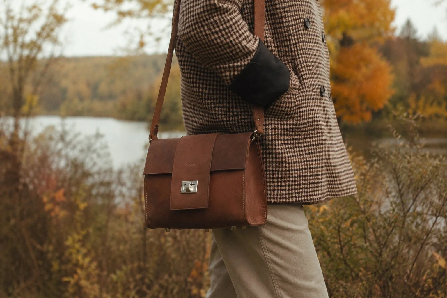 sac-lisa-cuir-bandouliere-cognac-automne-quebec-les-mains-dici.jpg