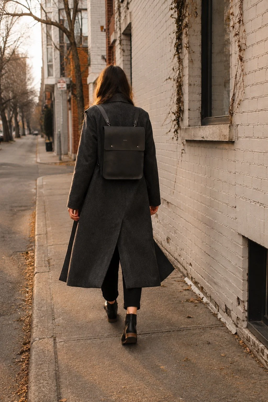 sac-a-dos-cuir-noir-femme-rue-montreal-artisanal-quebec-les-mains-dici.jpg