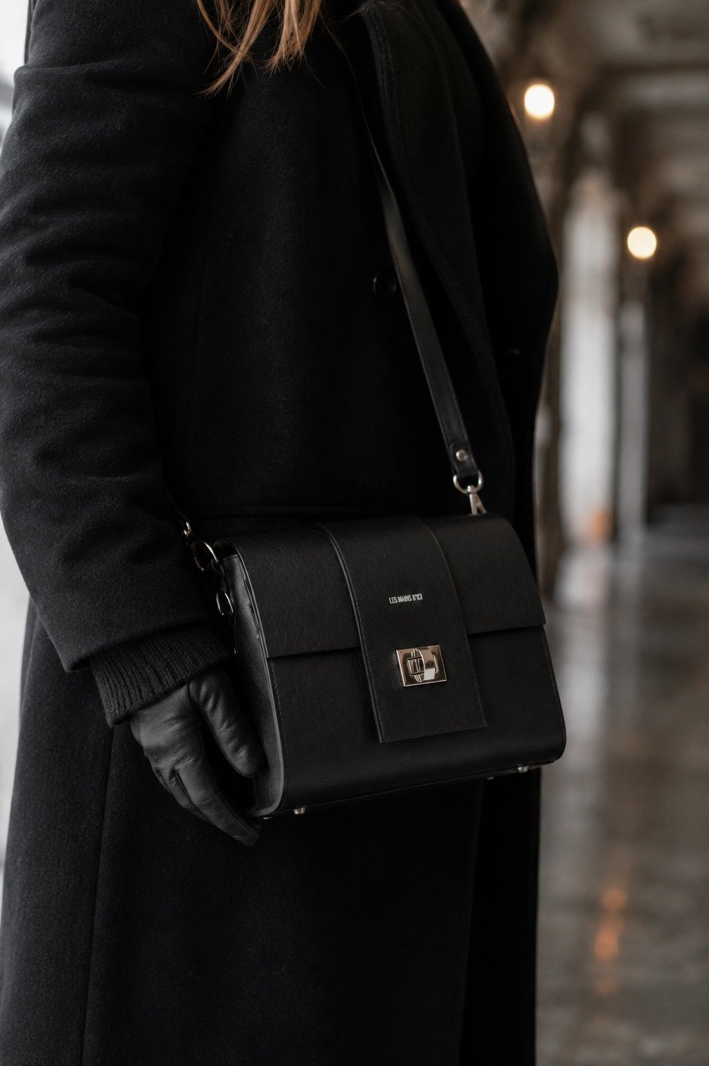 sacoche-cuir-noir-detail-serrure-arcade-hiver-artisanal-quebec-les-mains-dici.jpg