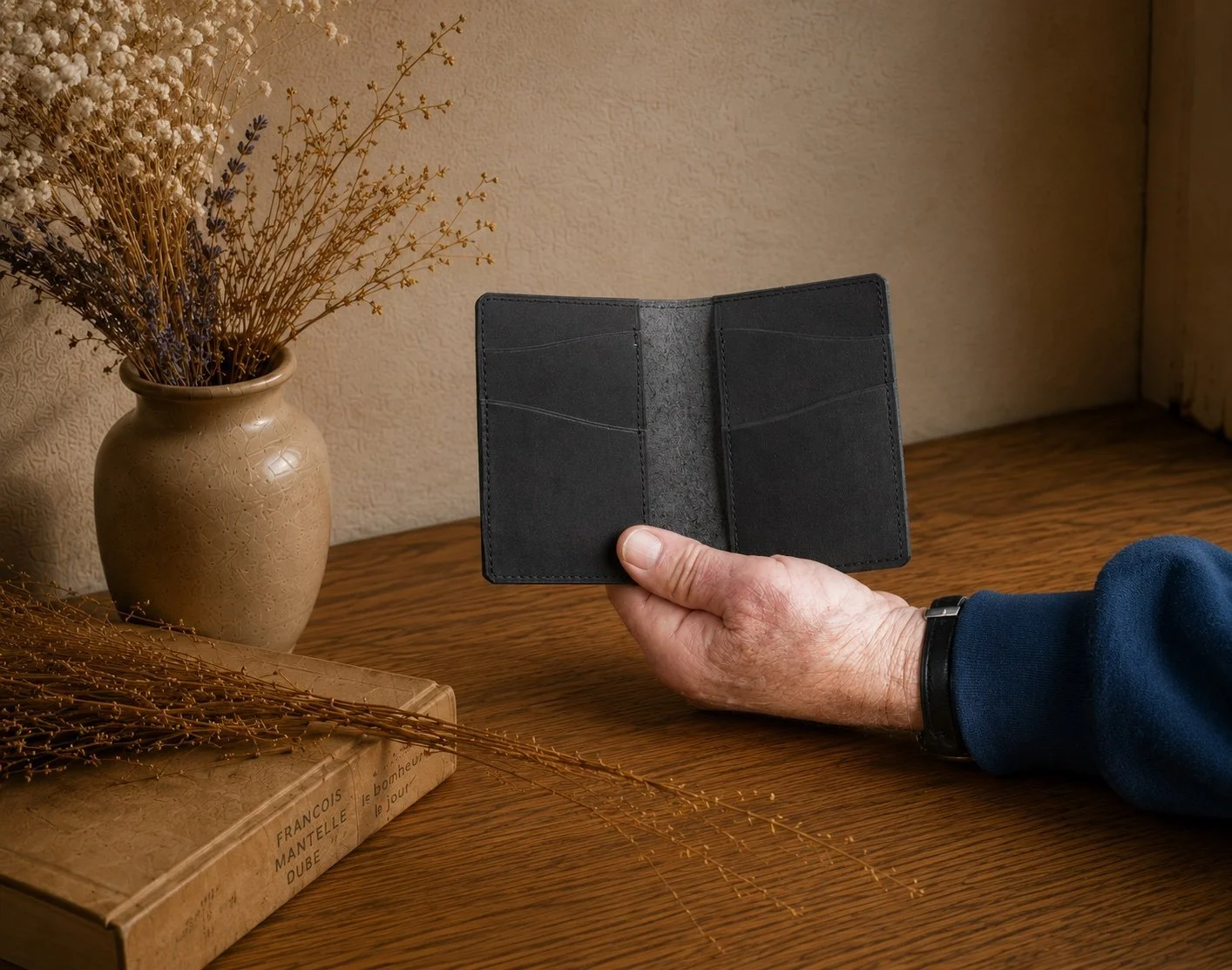 porte-cartes-cuir-noir-bifold-ouvert-artisanal-fait-main-quebec-les-mains-dici.jpg