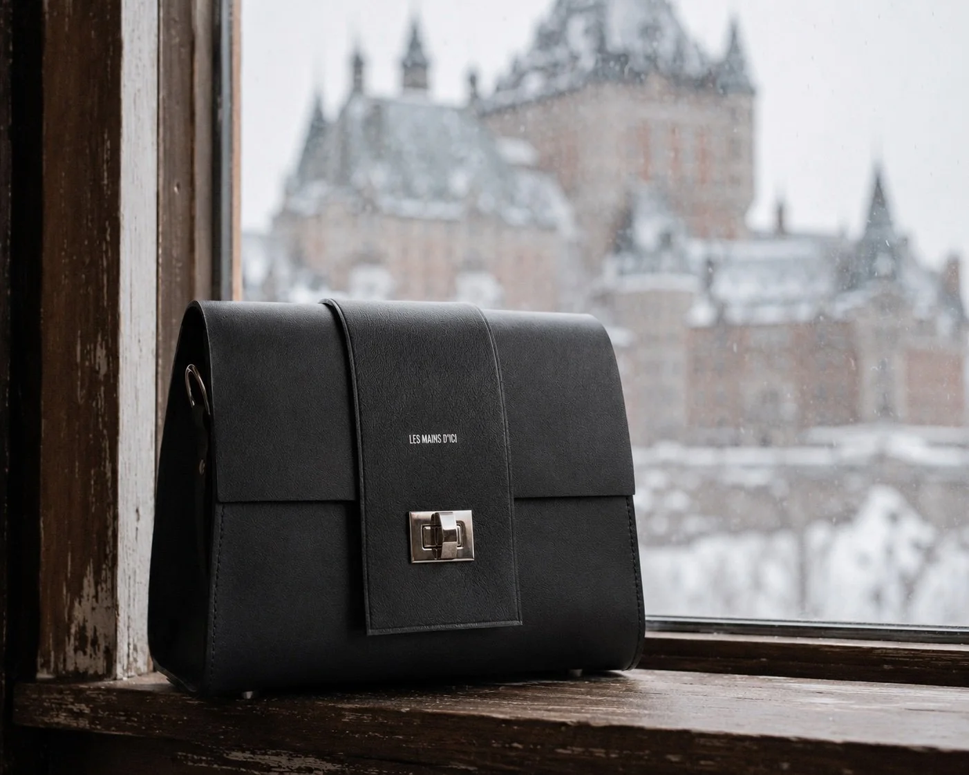 sacoche-cuir-noir-fenetre-chateau-frontenac-neige-artisanal-les-mains-dici.jpg