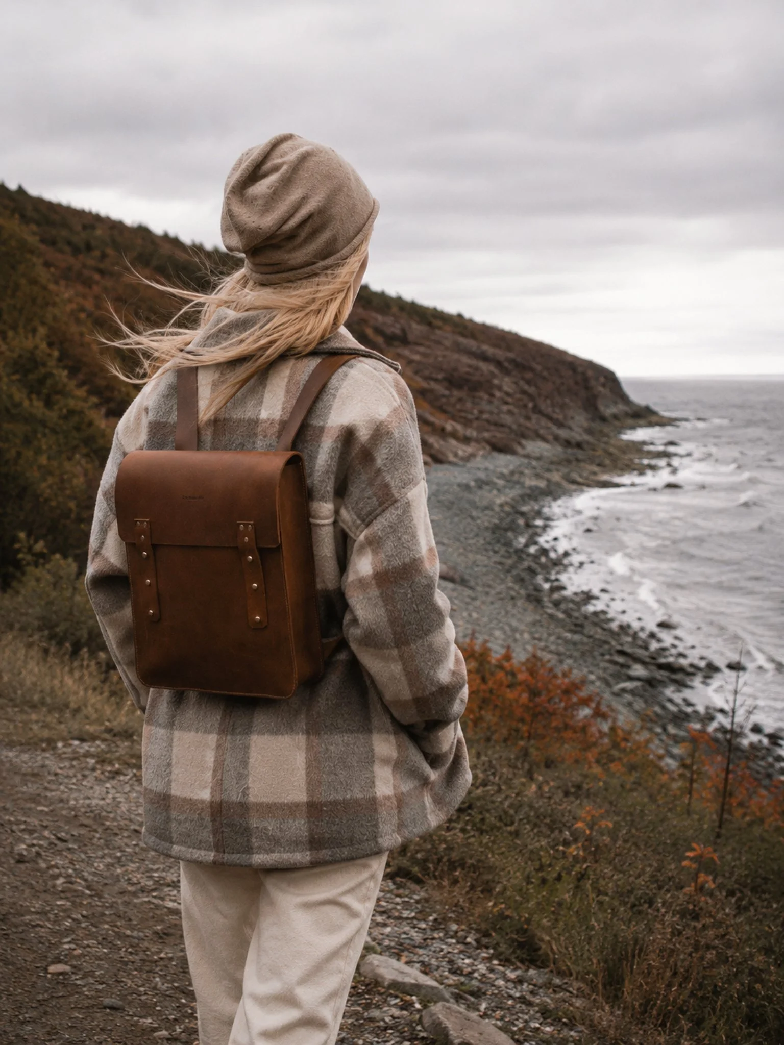 sac-a-dos-cuir-cognac-femme-falaise-gaspesie-mer-artisanal-quebec-les-mains-dici.jpg