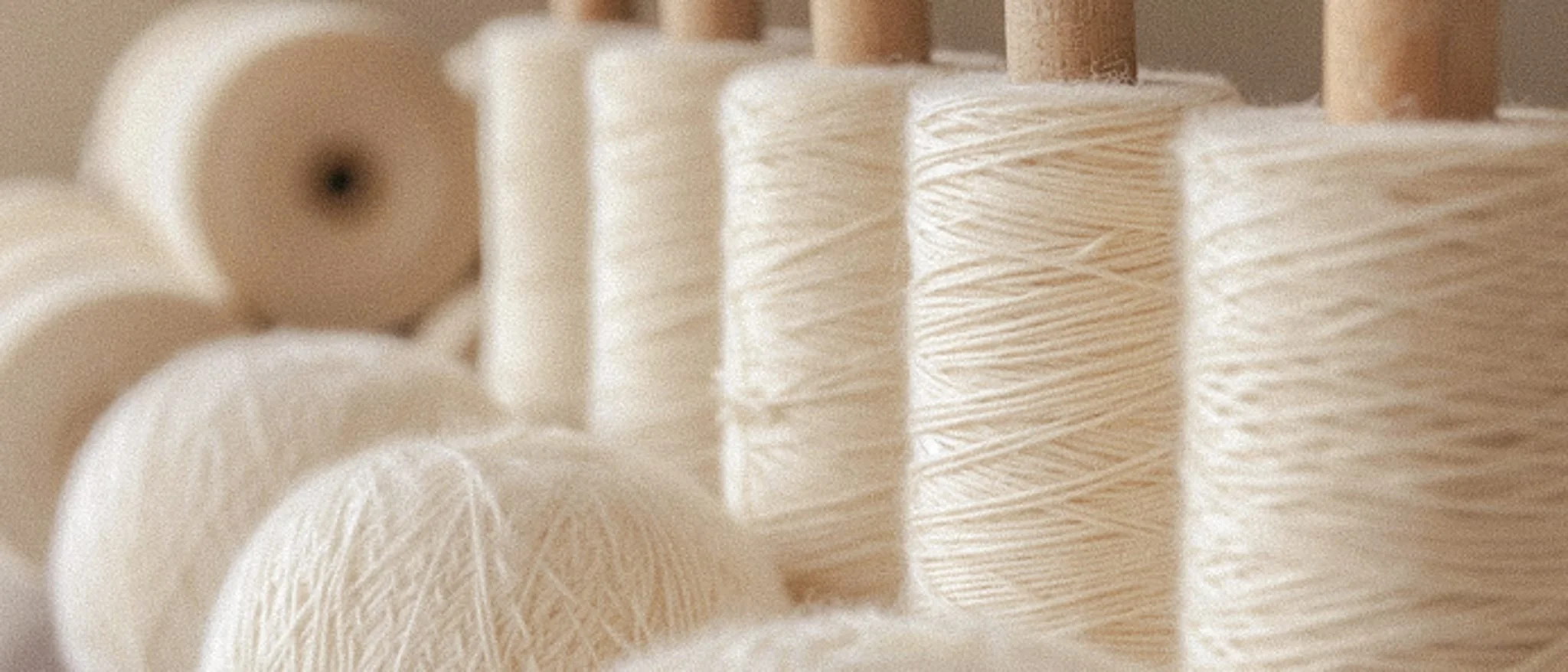 Bobines de fil et pelotes de laine crème – matières nobles pour l'artisanat Les Mains d'ici, Québec