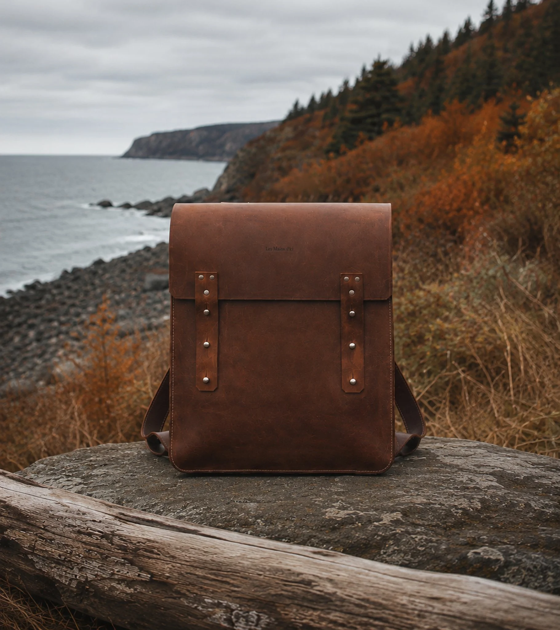sac-a-dos-cuir-cognac-gaspesie-falaise-fleuve-artisanal-quebec-les-mains-dici copie 2.jpg