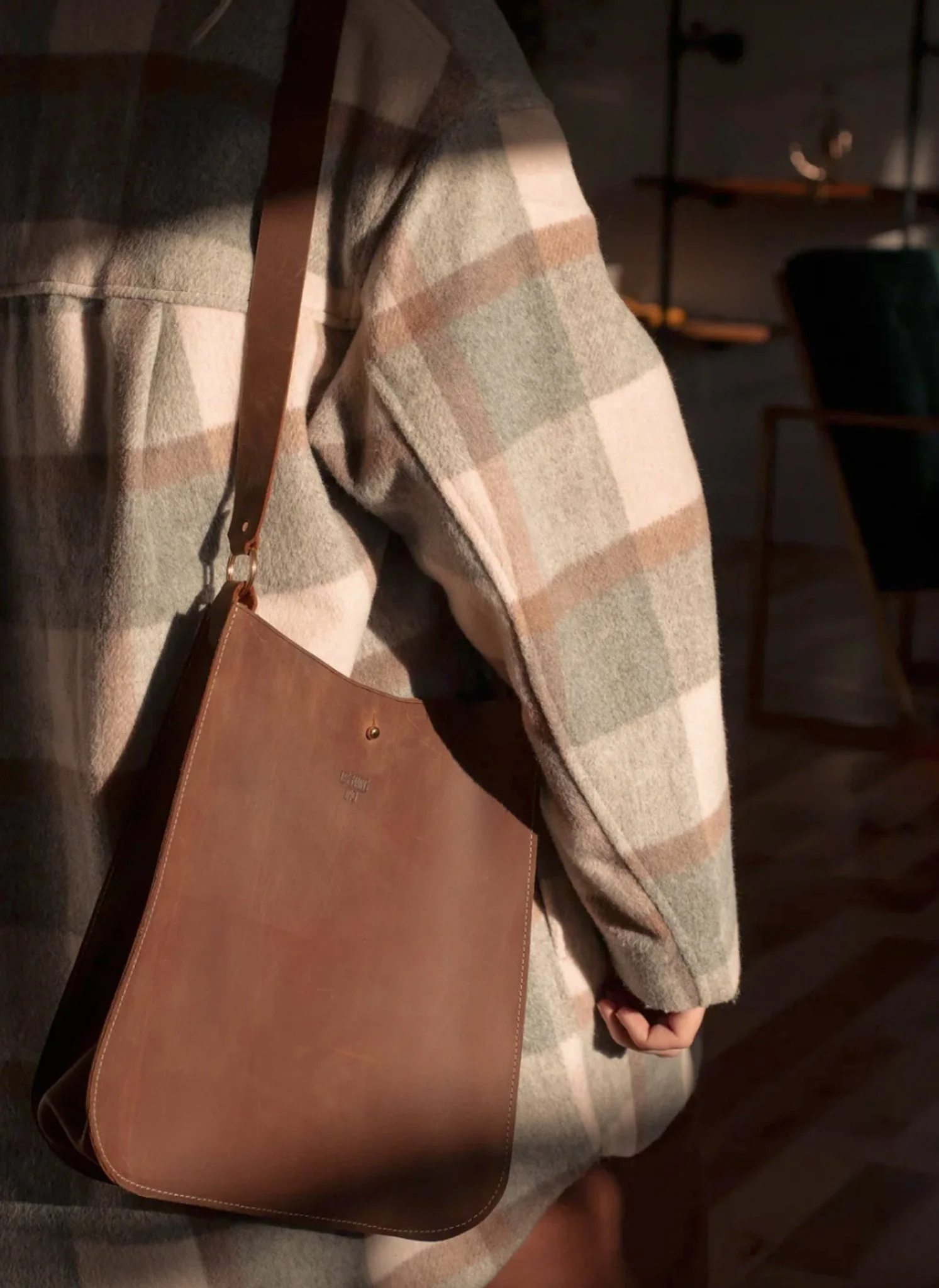 sac-gabrielle-cuir-lumiere-interieure-cognac-fait-main-quebec-les-mains-dici.jpg