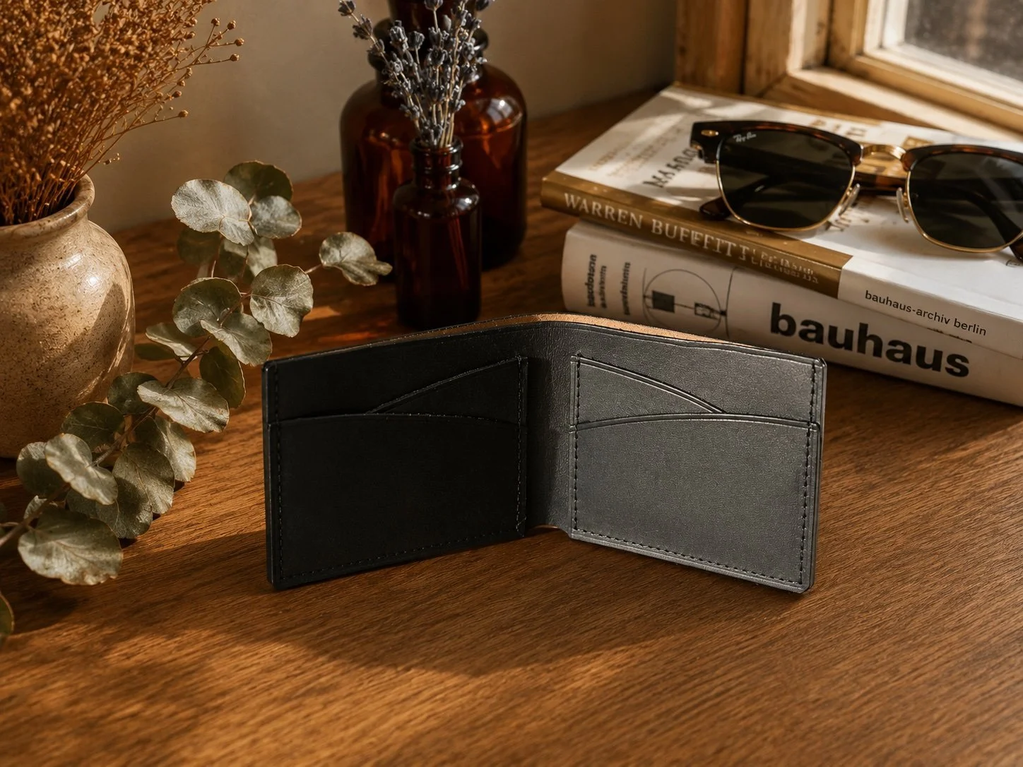 portefeuille-cuir-bicolore-brun-noir-bifold-homme-ouvert-artisanal-fait-main-quebec-les-mains-dici.jpg