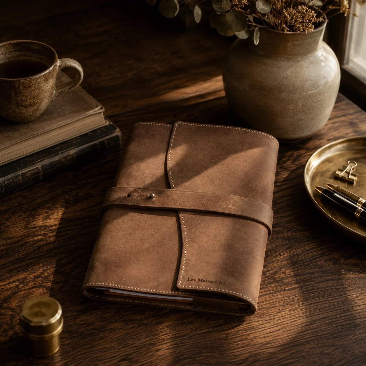 couverture-carnet-cuir-brun-ferme-sangle-logo-artisanal-fait-main-quebec-les-mains-dici.jpg