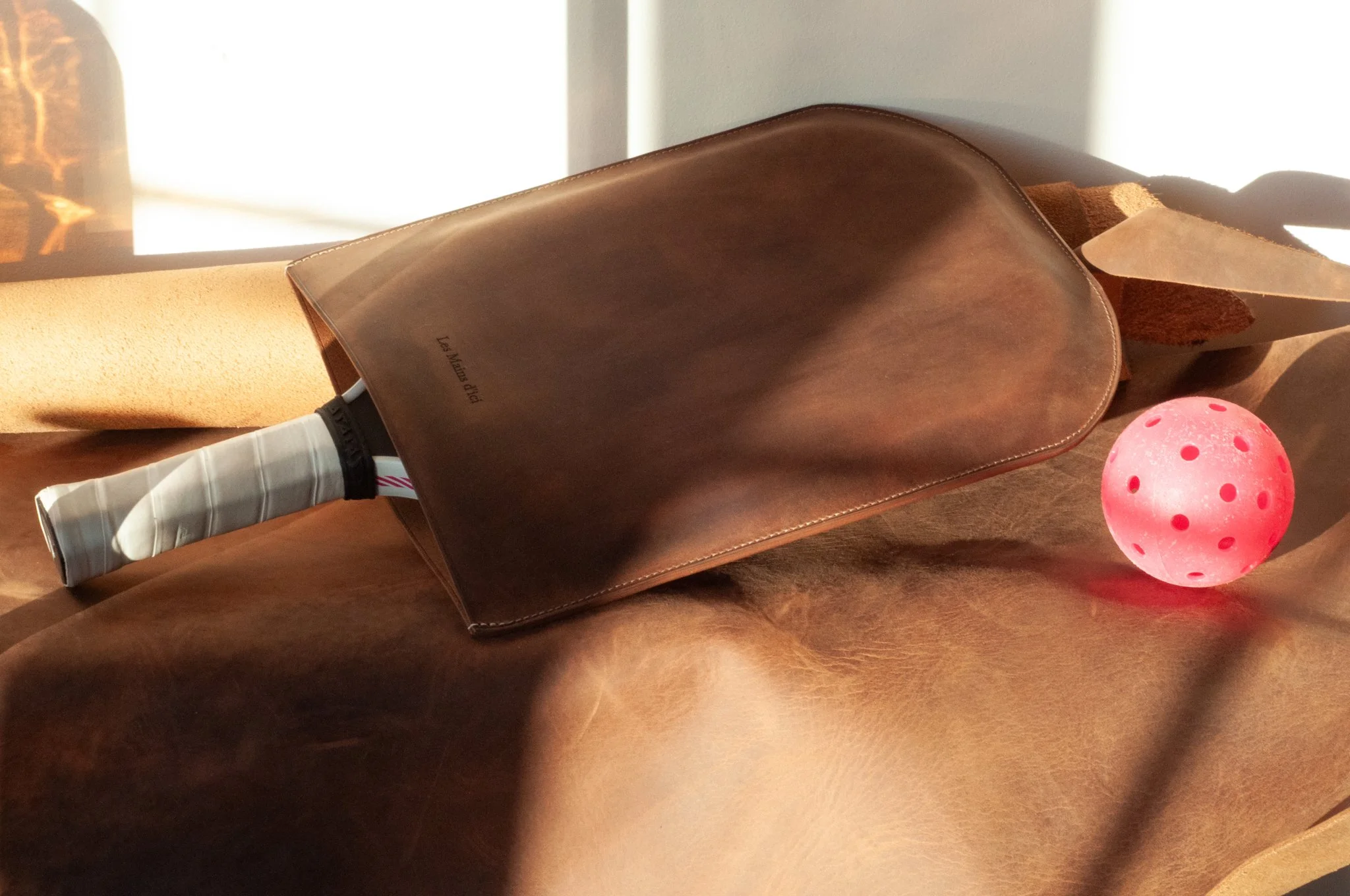 housse en cuir fait mains au quebec pickleball.jpg