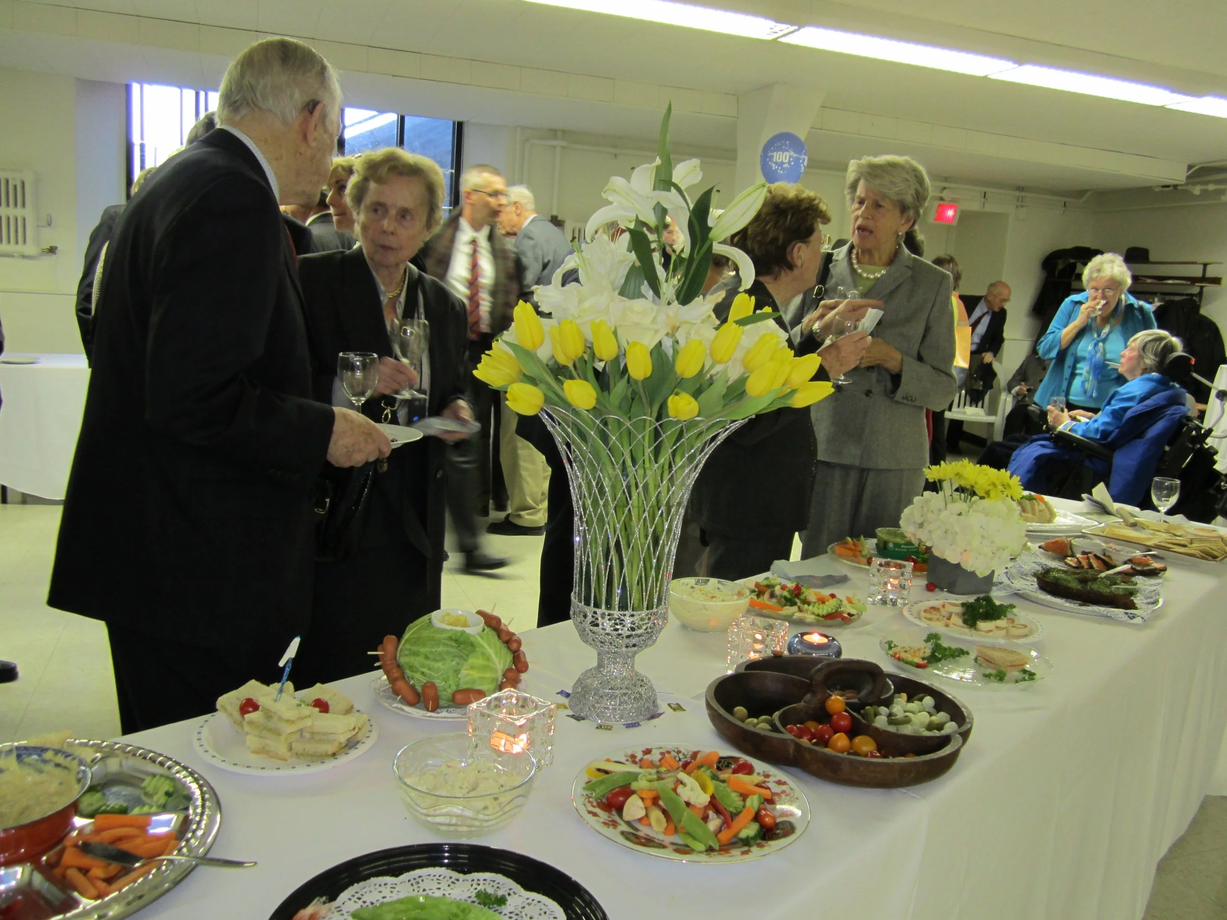 15 Foodtable flowers.JPG