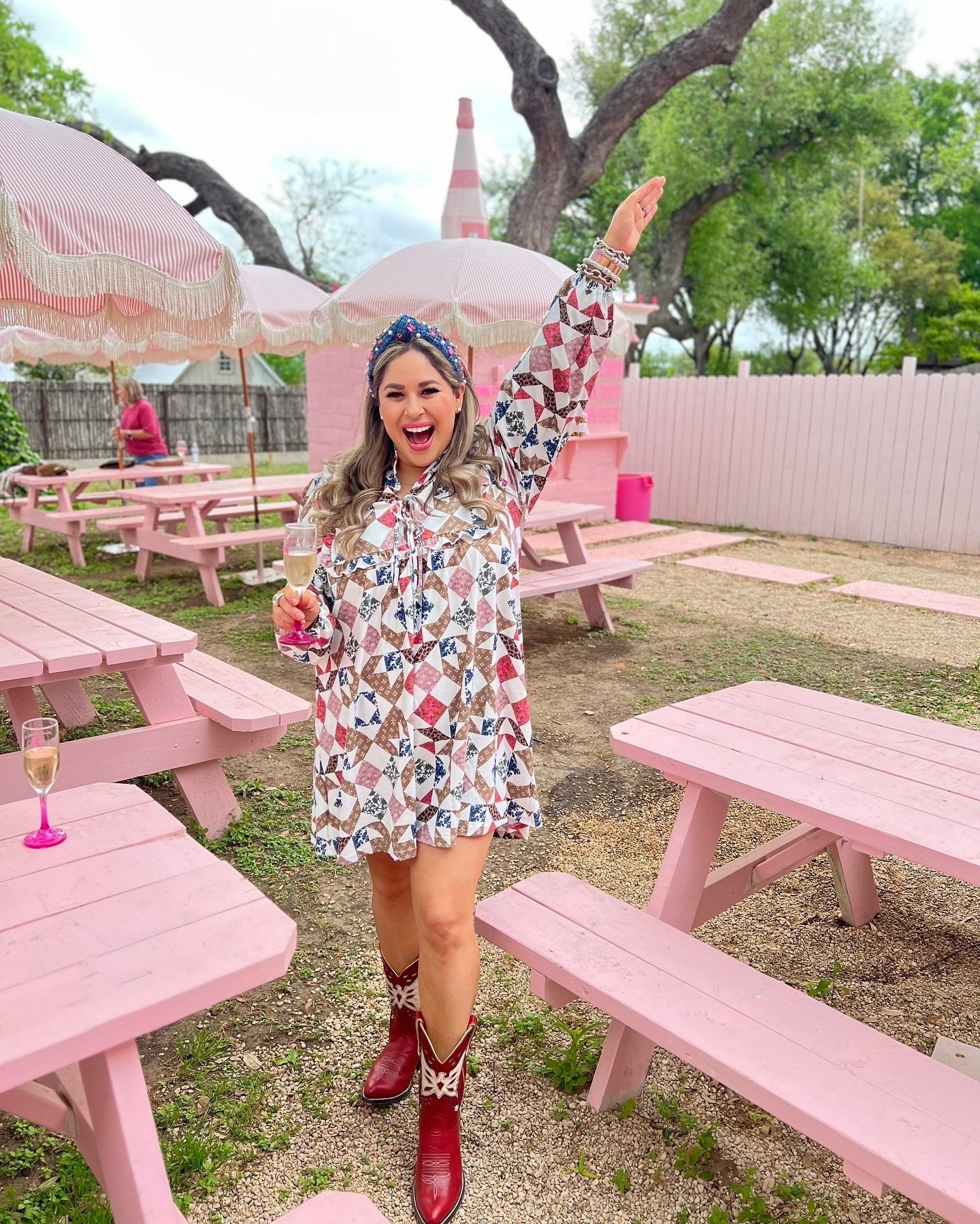 Cheers to the weekend 💖💖 This outfit has been on repeat! 
Dress @smithandquinn 
Boots @frauleinboots 

#stylinbrunette #smithandquinn #summerlook #summeroutfit #frauleinbootcompany #pink #texas