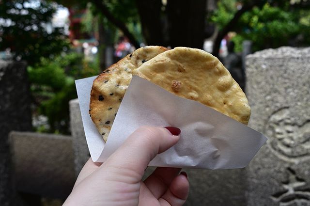 🎙We have written a new blog! It&rsquo;s a guide to the street food surrounding Sensō-ji temple🍘
.
Check it out here www.okonominoms.com/japan/street-food-asakusa
.
.
Follow Okonominoms for tips on travelling to Japan, the language and customs ✨
 #t
