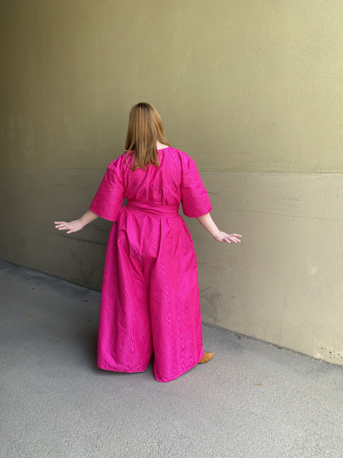Sarianna Niskala Pinkki juhlahaalari taka.png