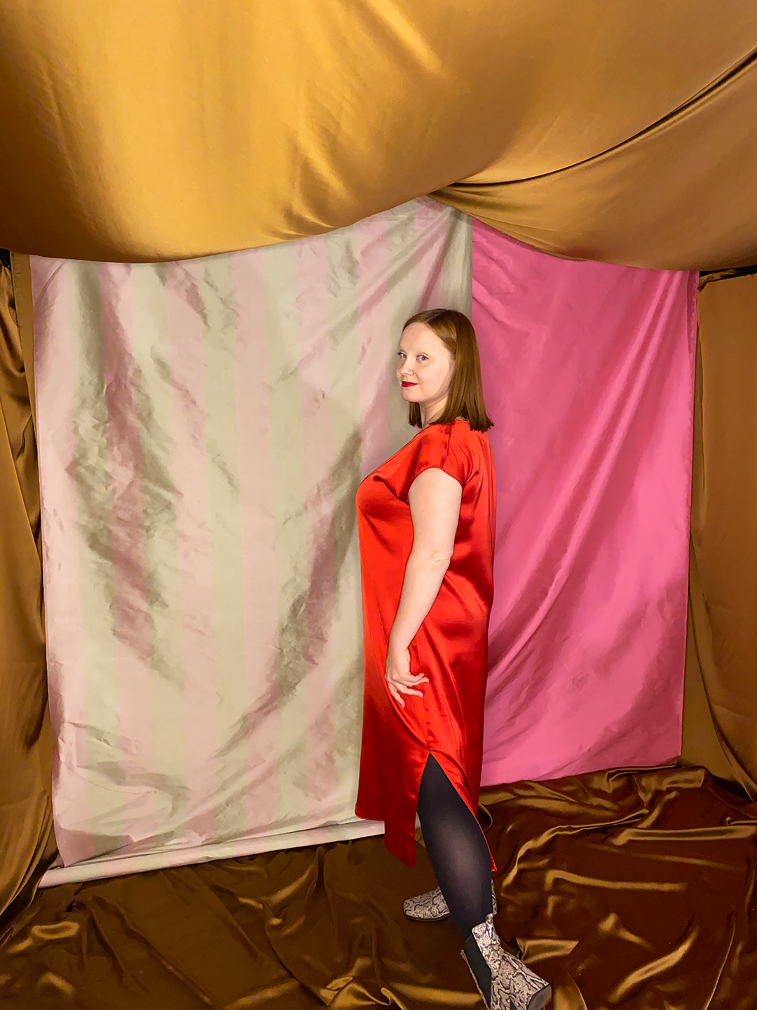 Occasion dress punainen sivu.png