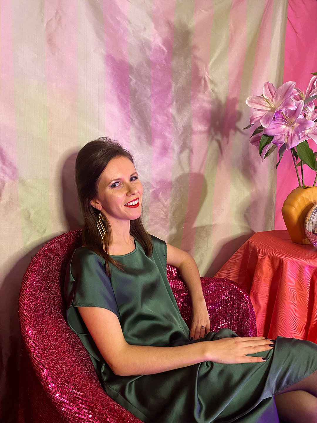 Occasion dress dark green sitting.png