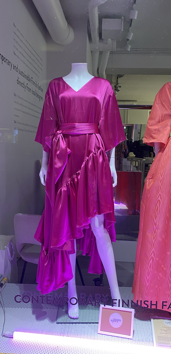 Pinkki S-helma Liike-shop ikkuna.png